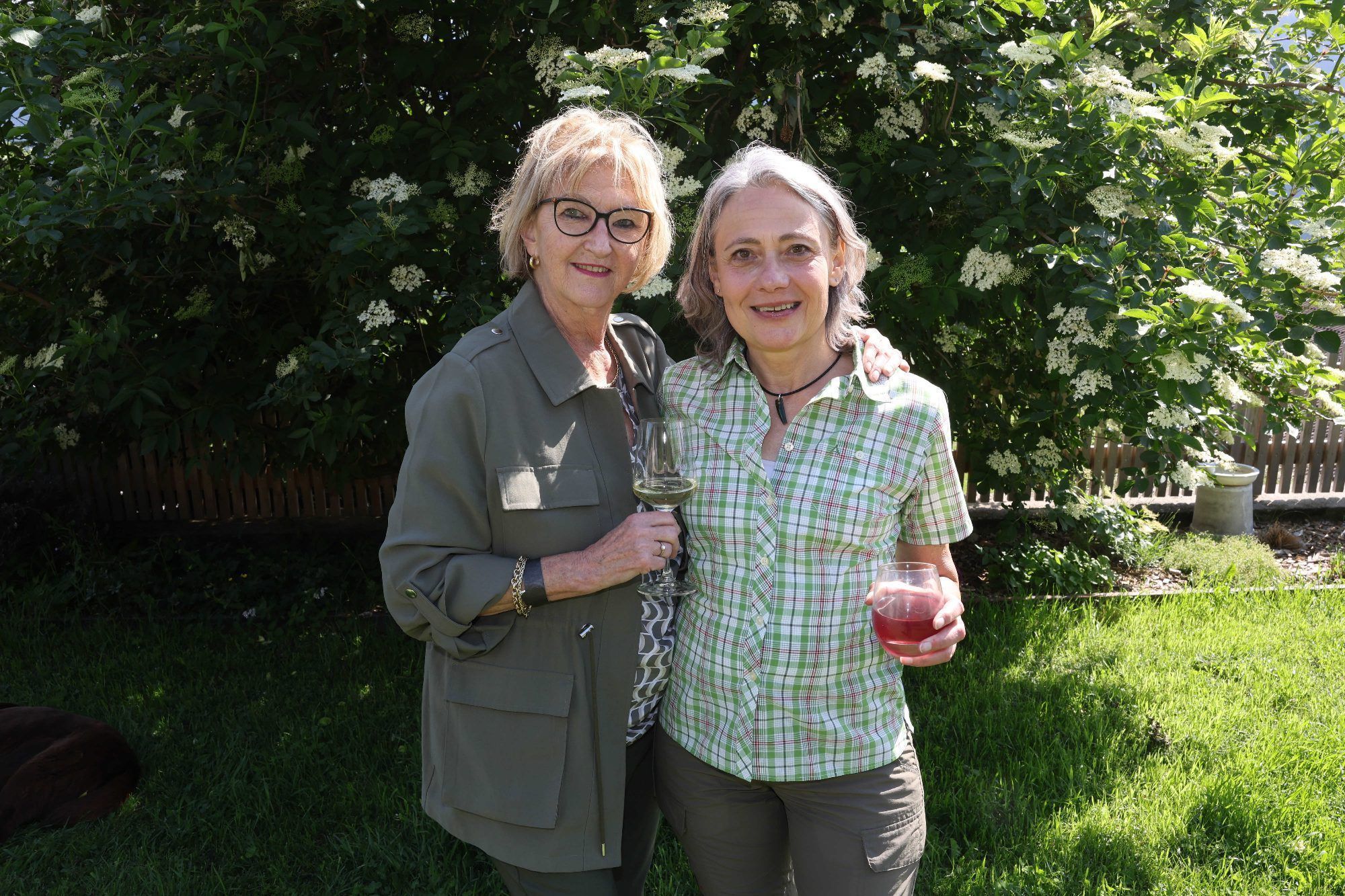 Künstlerin Eddith Mahner und Ines.