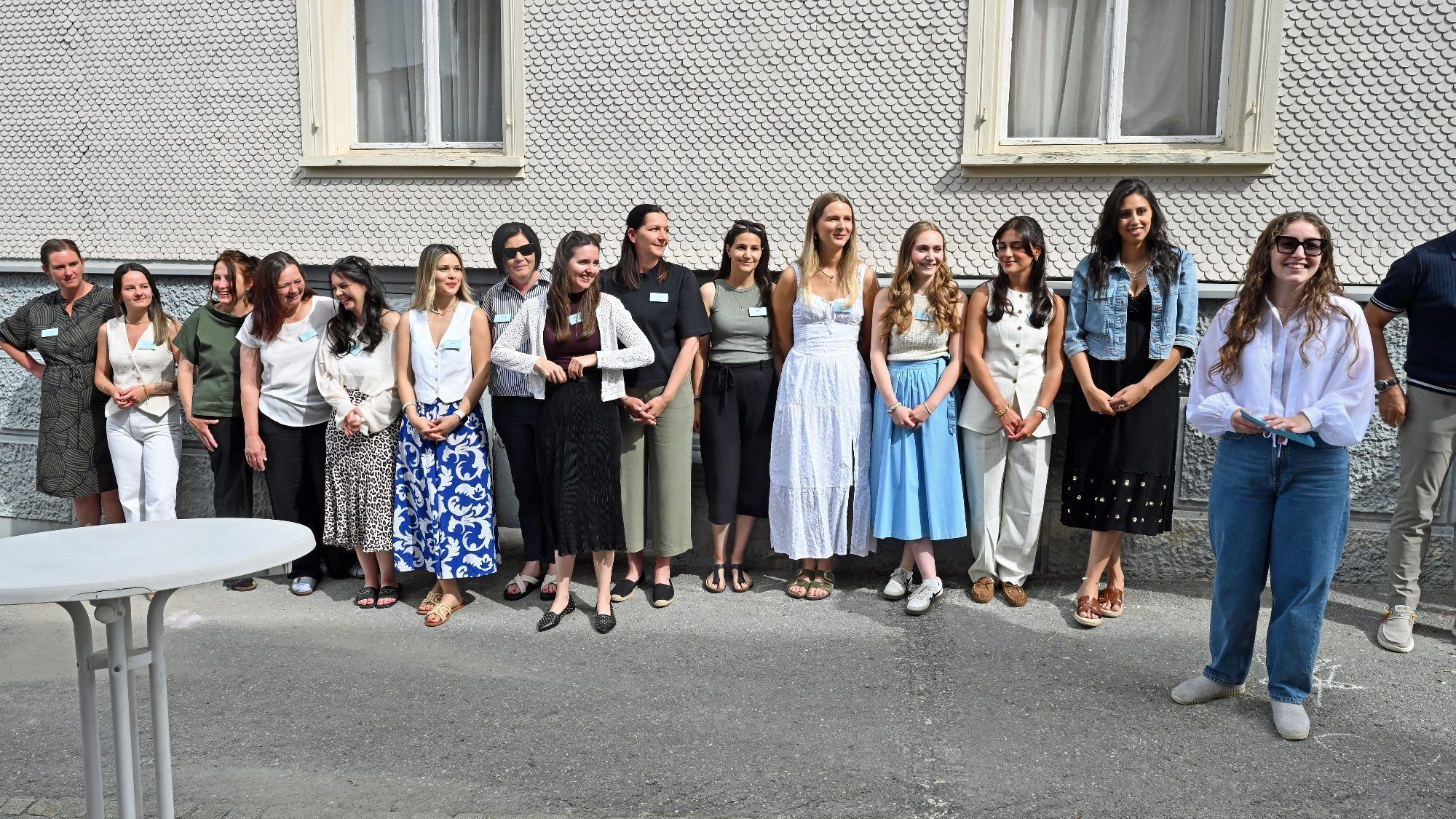 Das Team rund um Leiterin Sophia Pointner (rechts) hatte sich vor dem Kinderhaus aufgestellt.