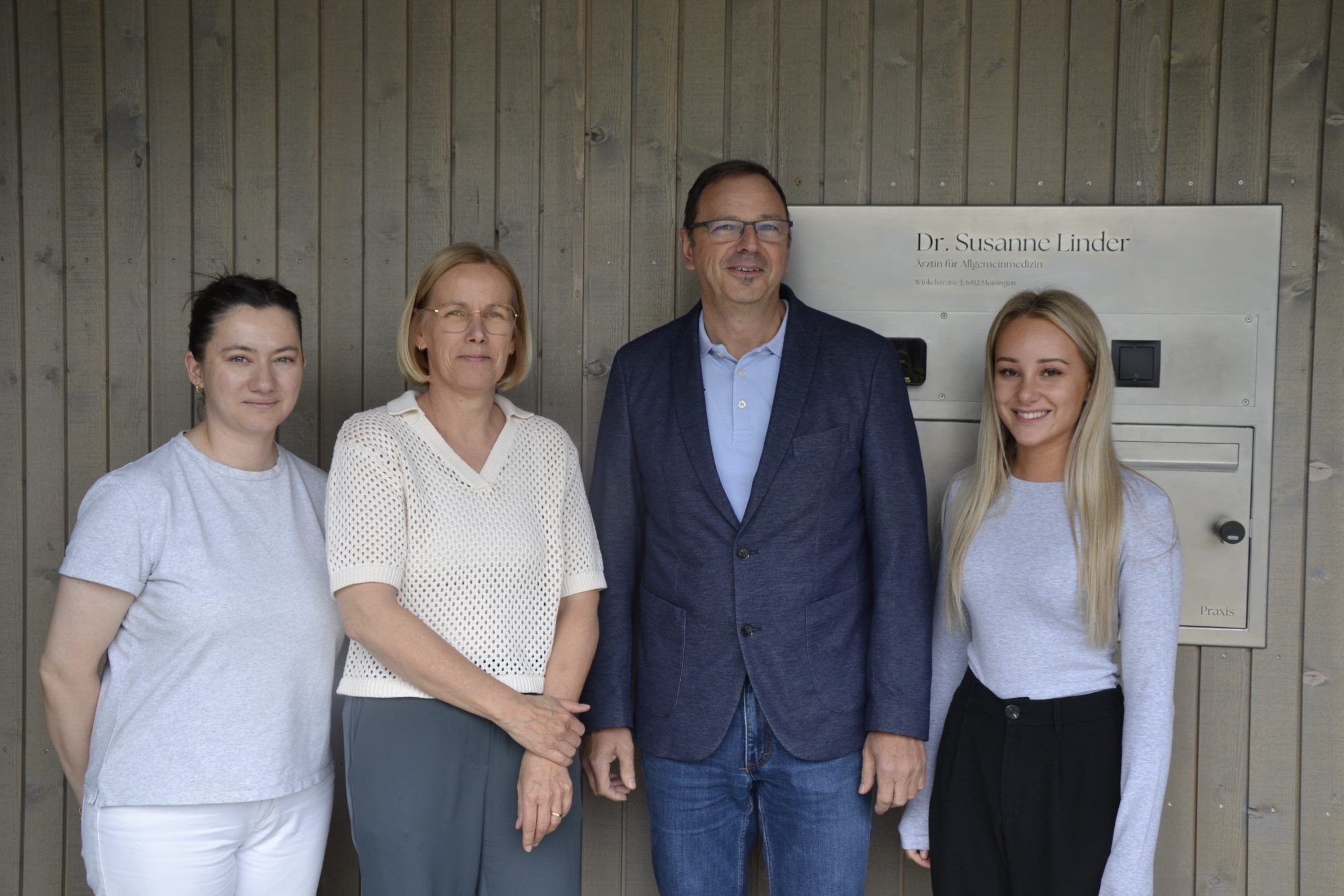 Bürgermeister Gerd Fleisch mit Ärztin Susanne Linder und ihrem Team. GEMEINDE