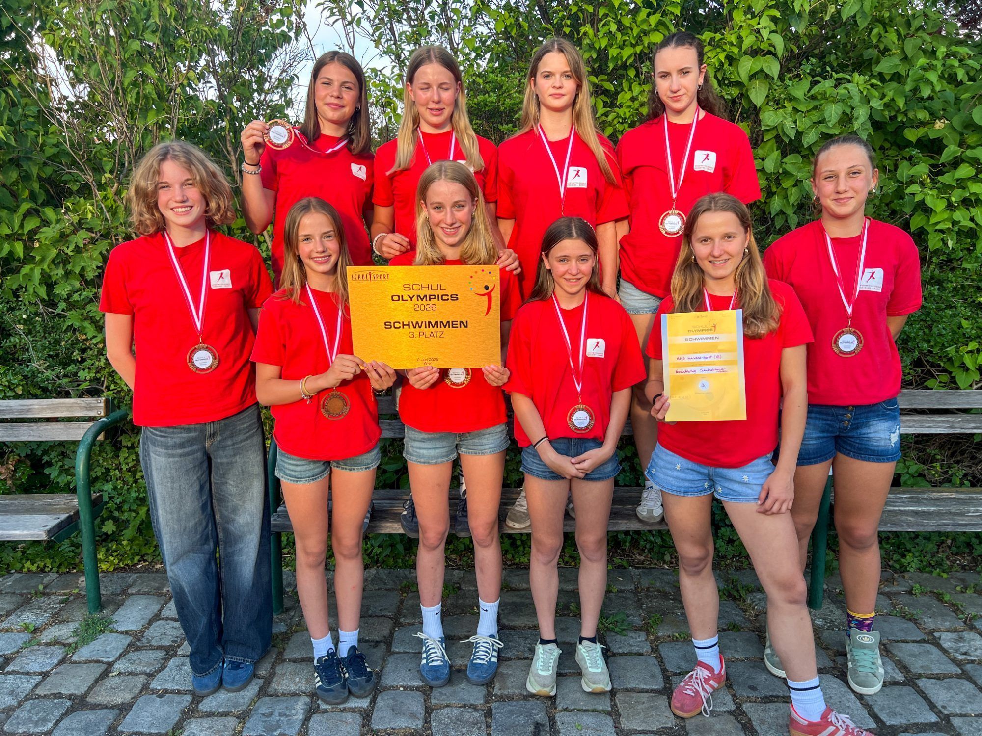 Sind überwältigt von ihrer Leistung: Die Mädchen vom Schwimmteam der SMS Hohenems: Lena, Emma, Rosa, Noemi, Valentina, Emma, Nora, Lina, Mona und Mia. (Quelle: Jutta Jank)