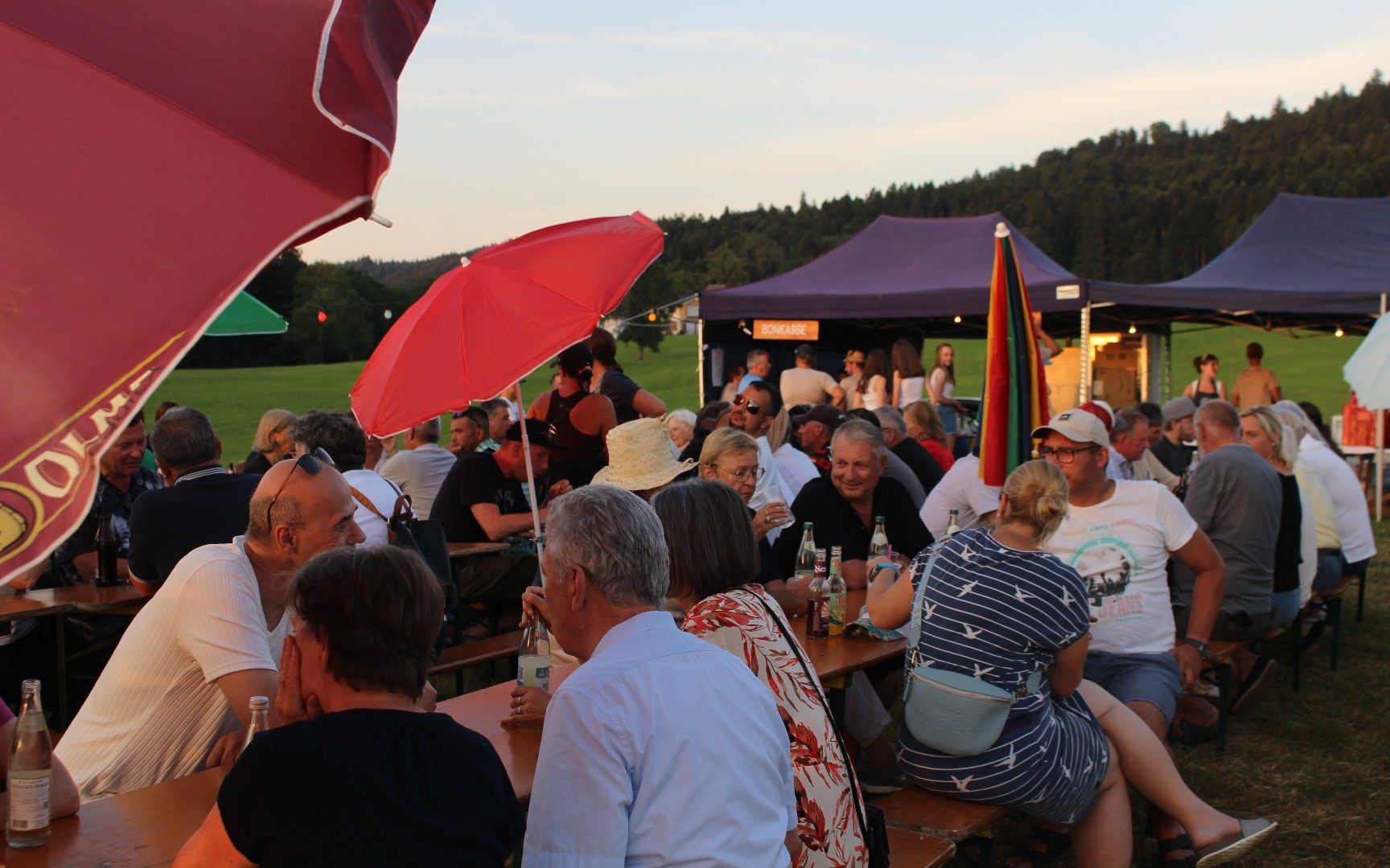 Schon Stunden vor Sonnenuntergang wurde am Hohenweiler Krisabühel fröhlich gefeiert.