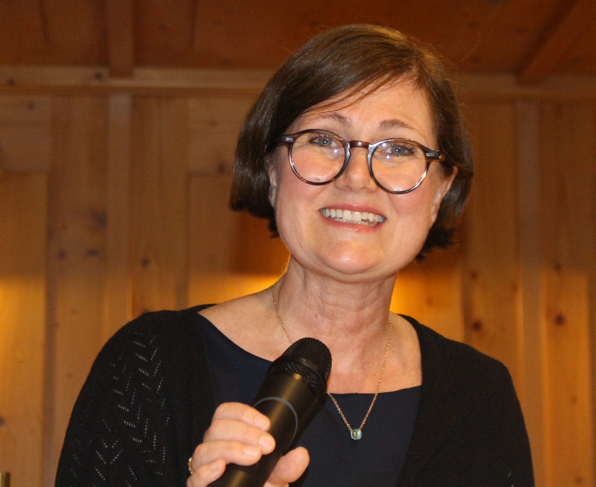 Alexandra Dür skizzierte in ihrer Abschiedsrede noch einmal pointiert die Charaktere ihrer Schülerinnen und Schüler.