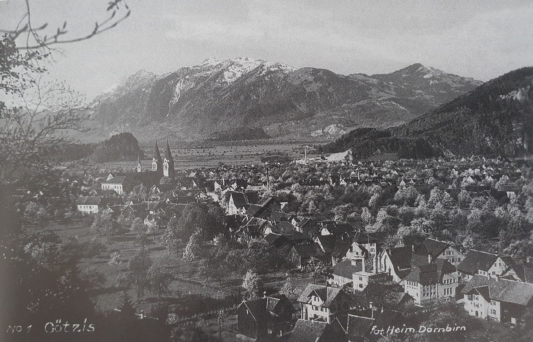 Dorfansicht Götzis, im Vordergrund Strumpffabrik Mayer im Gasthof Hirschen um 1965. Gmeindearchiv Götzis, Foto Heim