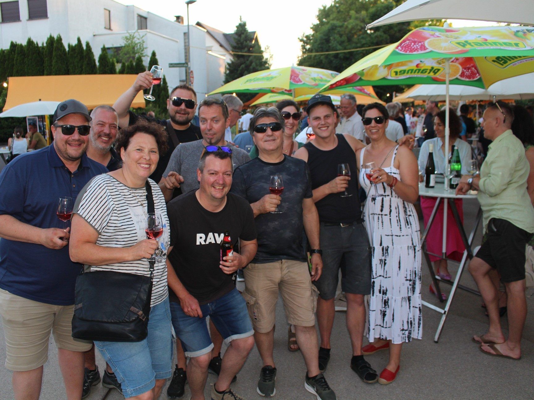   Ja gibt's denn sowas . . .? Hat sich doch nicht ein Biertrinker in die fröhliche Runde der Weinbeißer eingeschlichen . . .