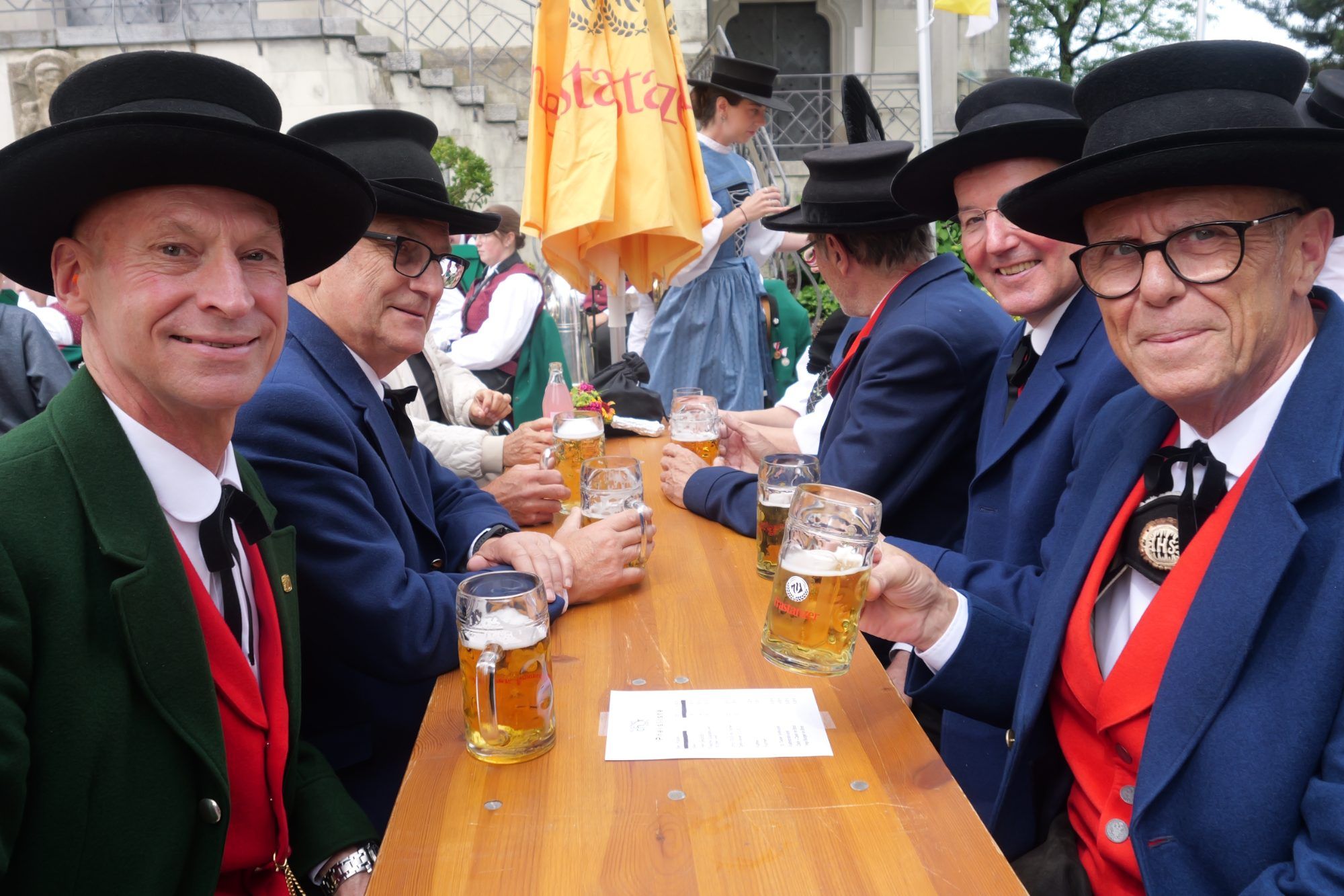 Hubert Kreßnig, Eugen Gabriel, Rainer Hartmann und Walter Gohm am Kirchplatz.