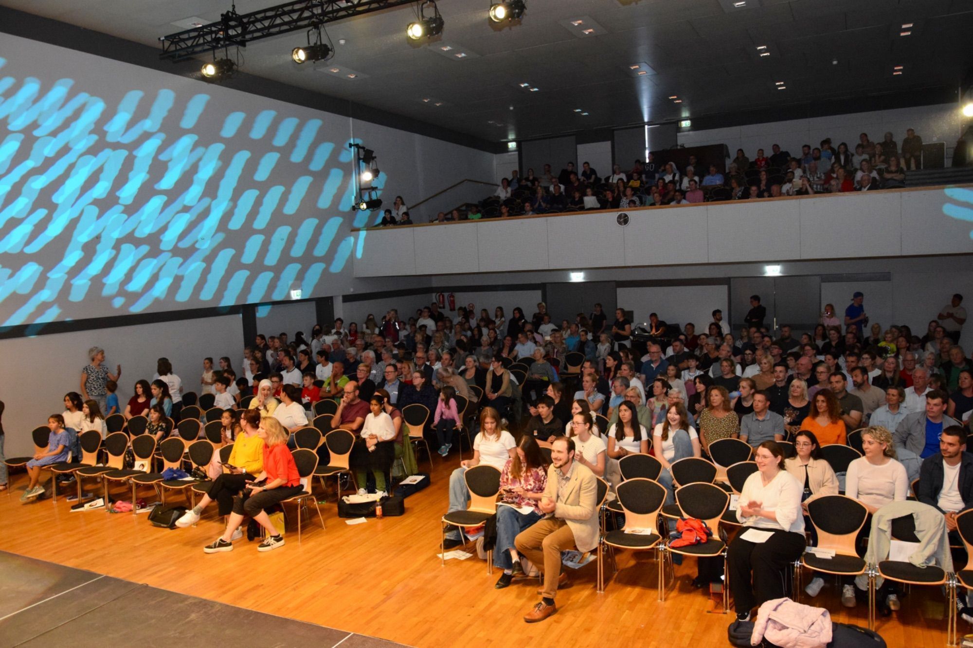 Das Publikum im Bludenzer Stadtsaal lauschte aufmerksam den musikalischen Darbietungen der Schülerinnen und Schüler der Städtischen Musikschule Bludenz.
