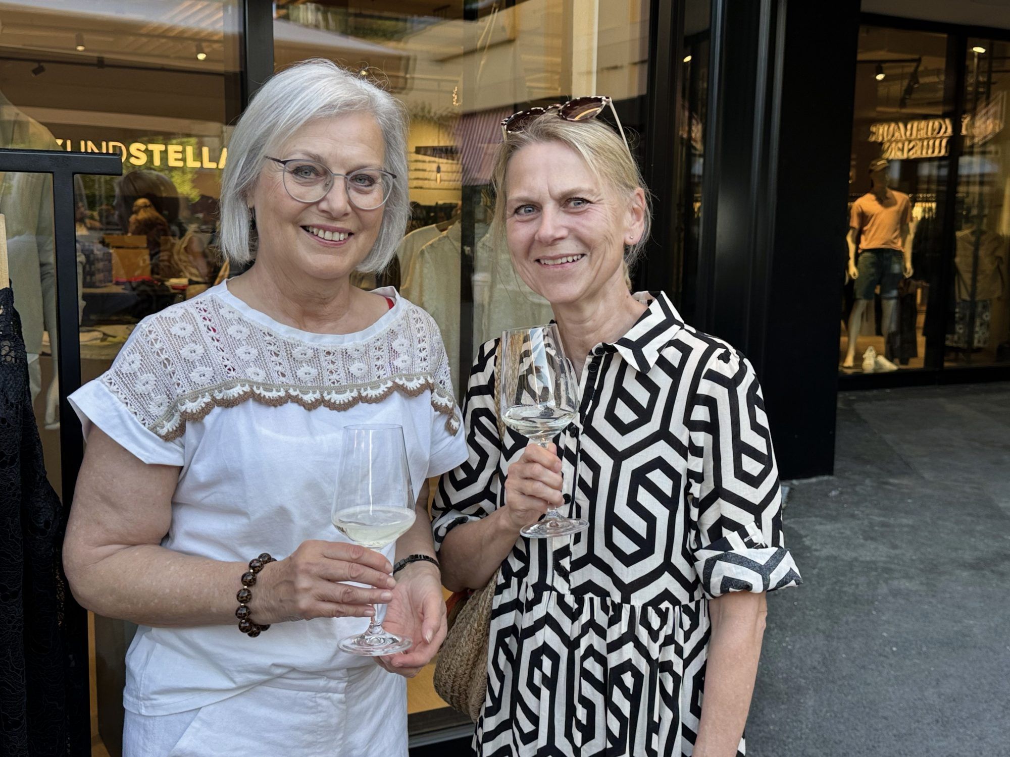 Ingrid Egel und Sabine Schmidt feierten mit.
