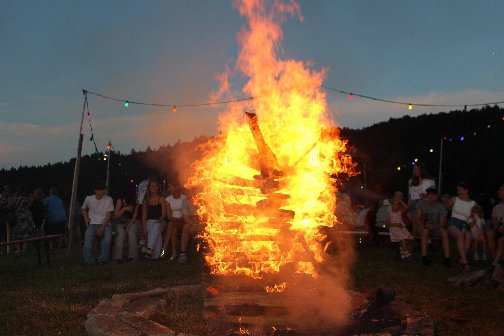 Sonnwendfeuer auf dem Hohenweiler Krisabühel.