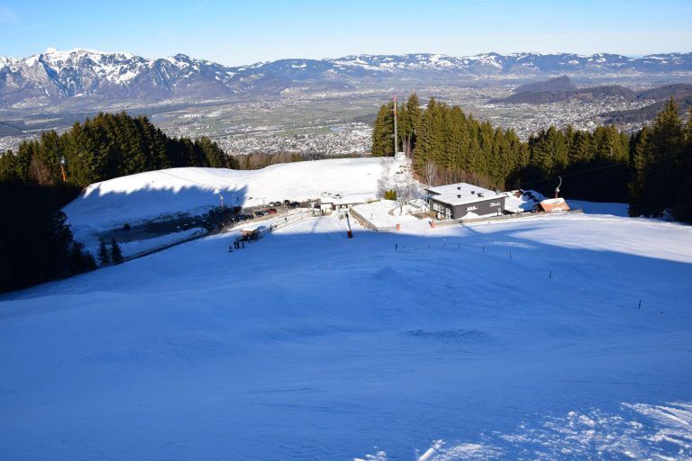 Blick vom Gröllerkopf ins Rheintal mit den Schweizer Bergen - Skigebiet Gröllerkopf Übersaxen - Tolle Schnee- und Pistenverhältnisse herrschen derzeit am Gröllerkopf in Übersaxen.