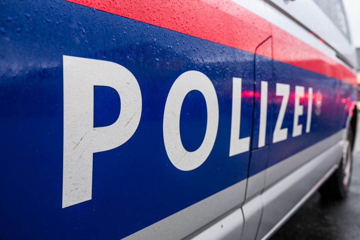 Pkw fährt absichtlich in Tiroler Waffengeschäft - Festnahme