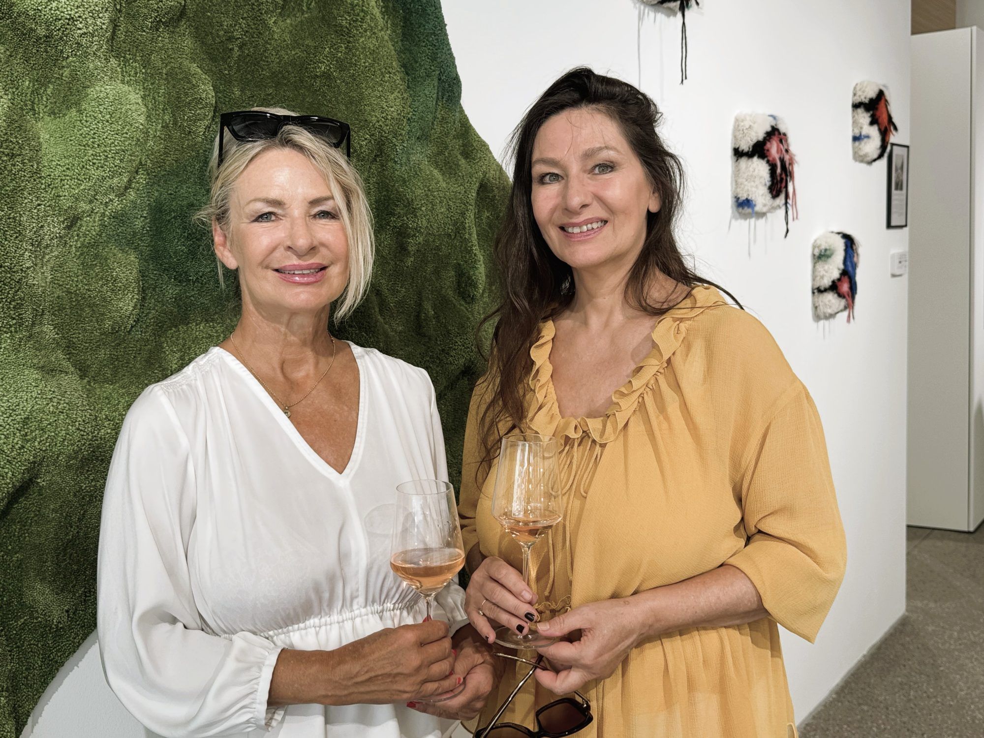 Unter den Besuchern: Künstlerin Gertraud Maria Zumtobel und Maria Luise Meinlschmidt.