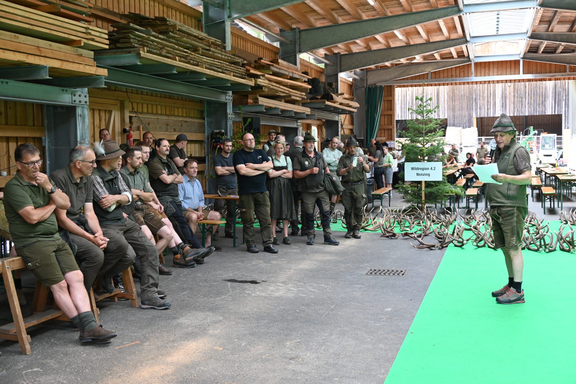 Landesjägermeister führte durch die Abwurfstangenschau.
