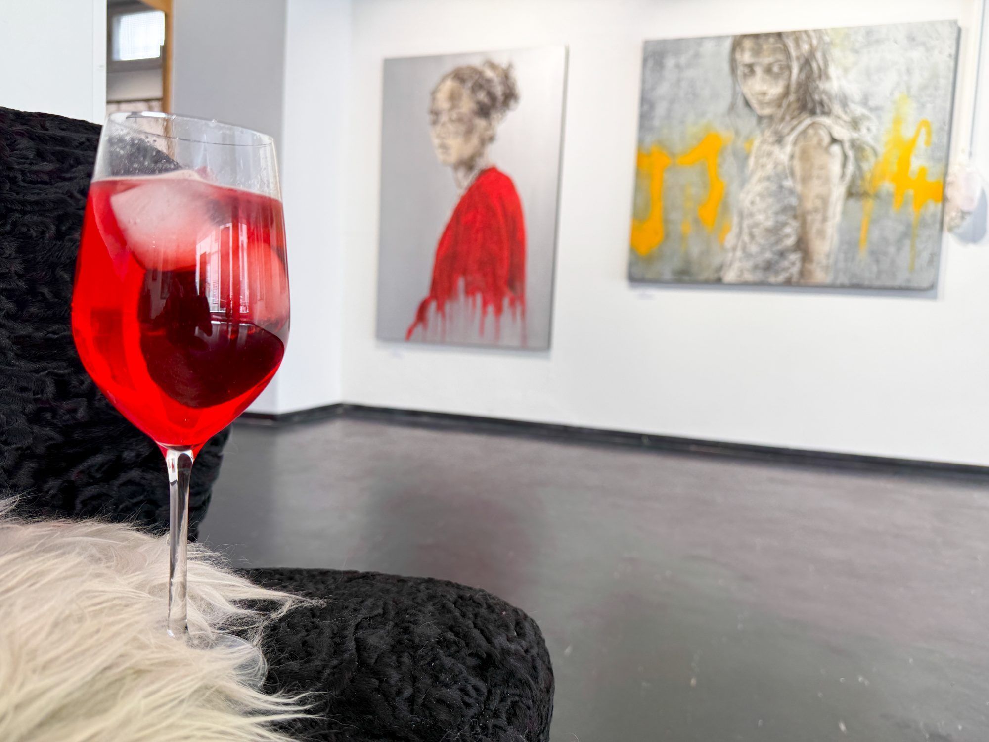 Galeristin Sylvia Janschek paßte die Getränke farblich den Kunstwerken an