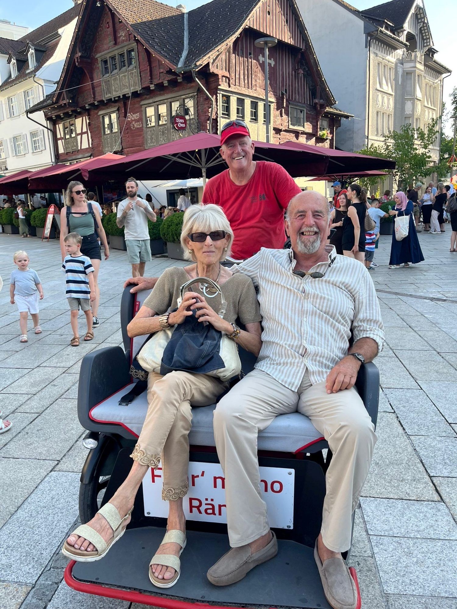 Was für ein Service - auch per Rikscha konnte man sich bequem durch das Stadtfest kutschieren lassen - auch Edith und Wolfgang Schweizer nutzten diesen besonderen Service.