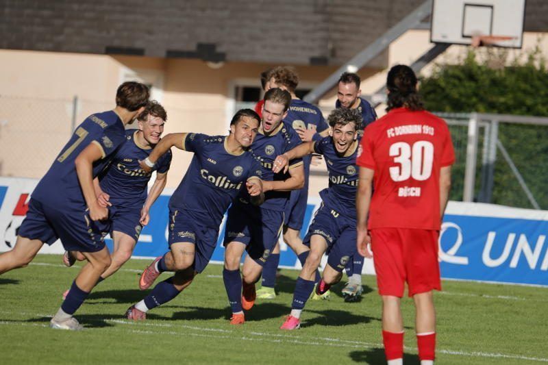 Alle Spieler feiern mit Carlos Berlinger. 