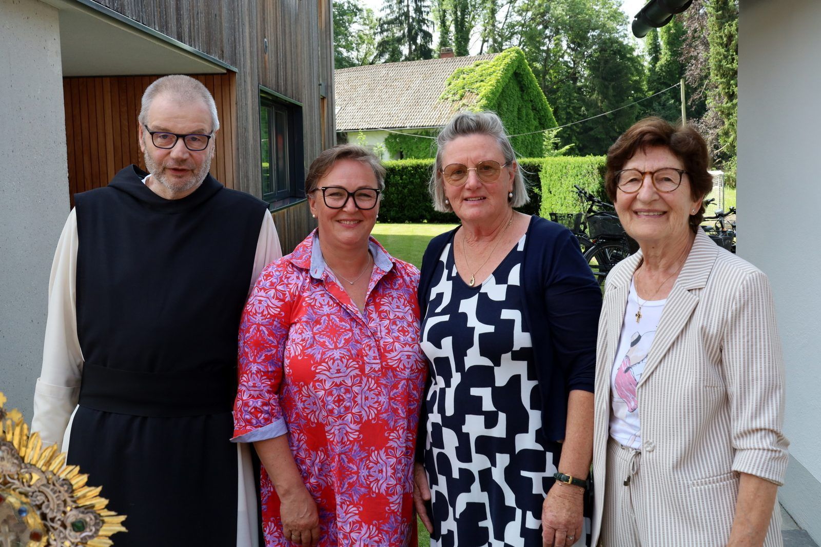 Kapellengemeinschaftsobfrau Waltraud Immler (2vl) mit Pater Dominikus und Helfern von der Pfarre