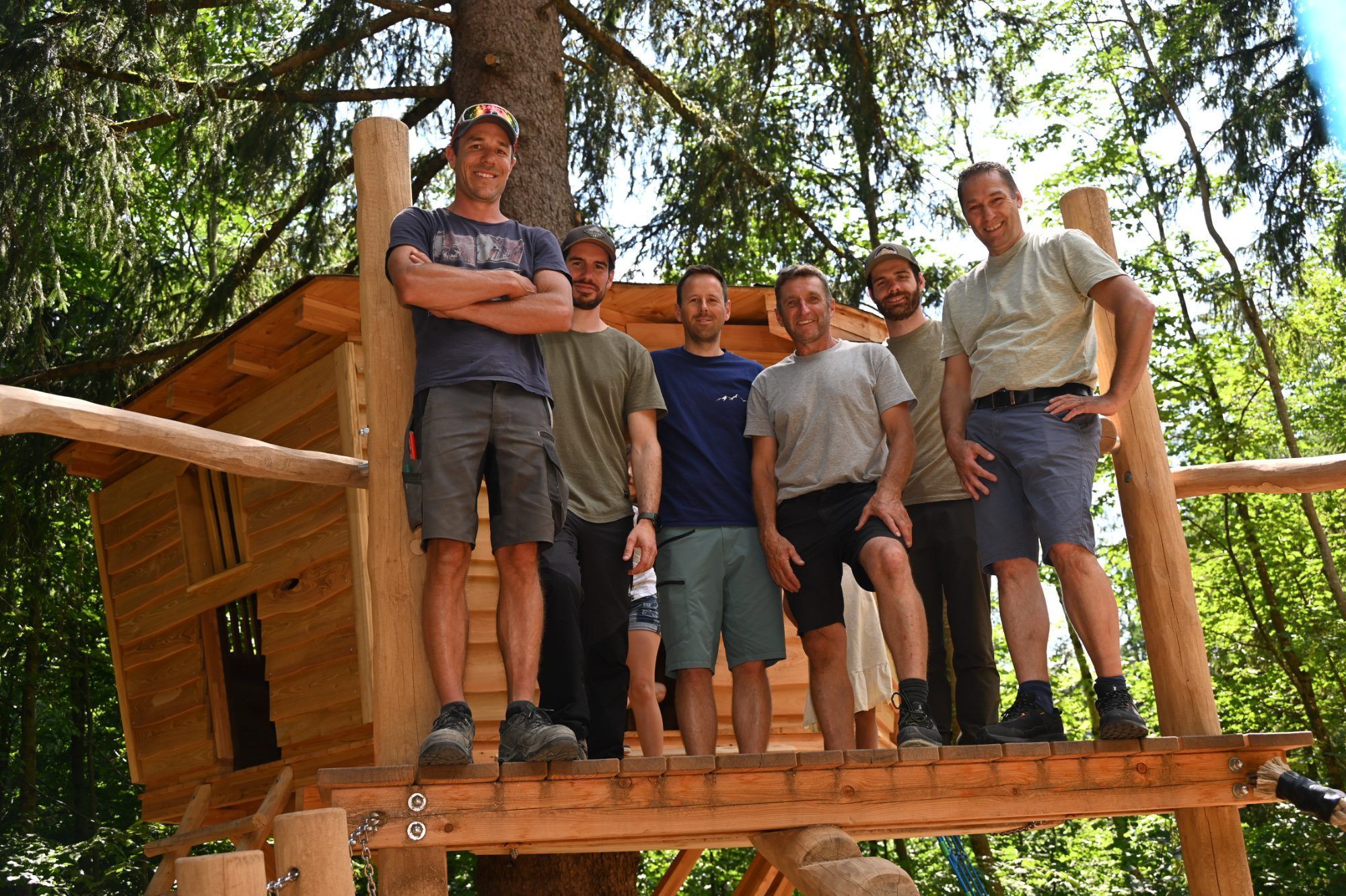 Christian (AquaMühle), Michael (Förster), Christian (AquaMühle), Werner (Bauhof Gemeinde Dalaas), Mathias (Förster) und Bürgermeister Martin Burtscher auf dem einzigartigen Baumhaus.