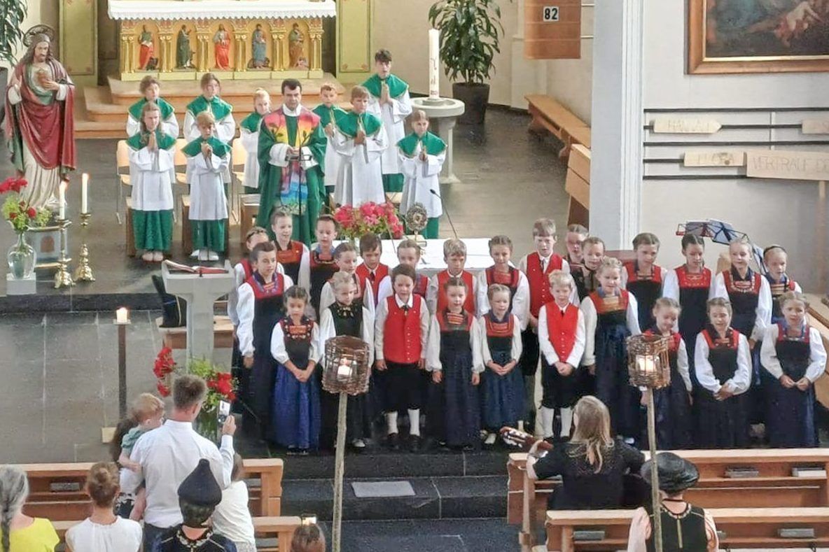 Die Kinder-Trachtengruppe übernahm die Messgestaltung