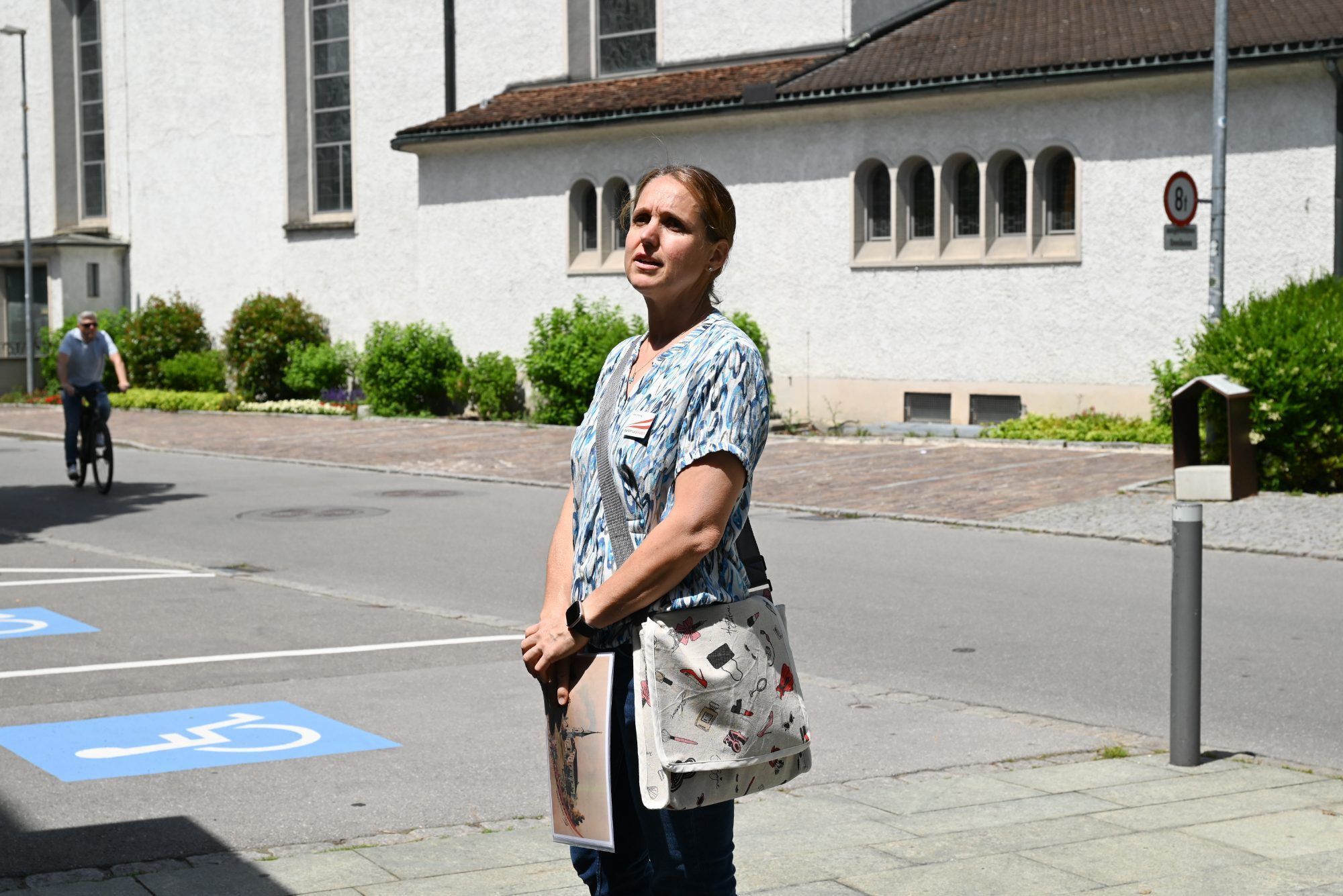 Vor dem Rathaus machten die Kinder Halt und betrachteten das Wappen ganz genau.