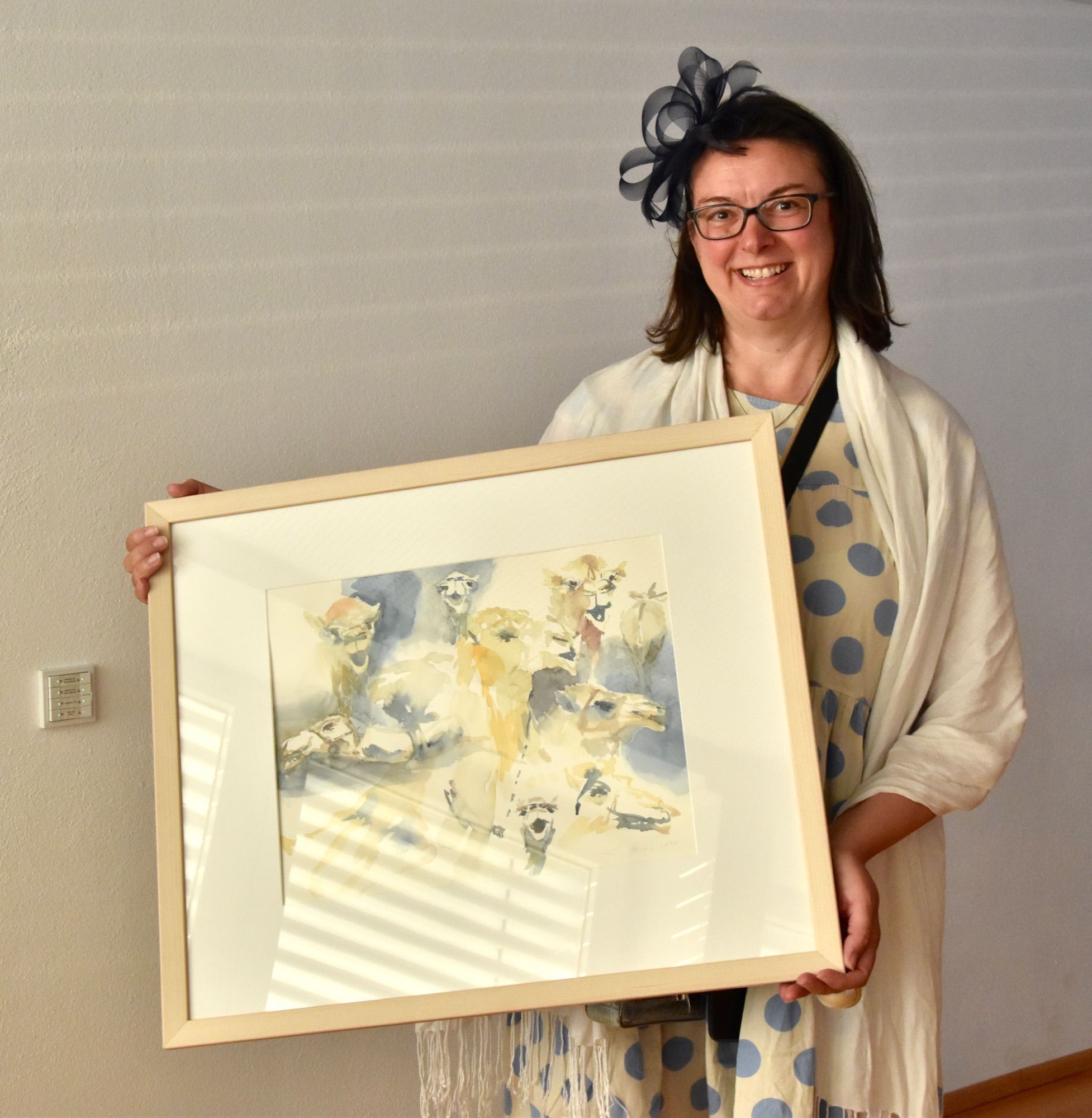 Margit Hinterholzer (Musiktheater Vorarlberg) erstand ein auf Lanzarote entstandenes Werk mit Kamelen, geschaffen von Roland Haas.