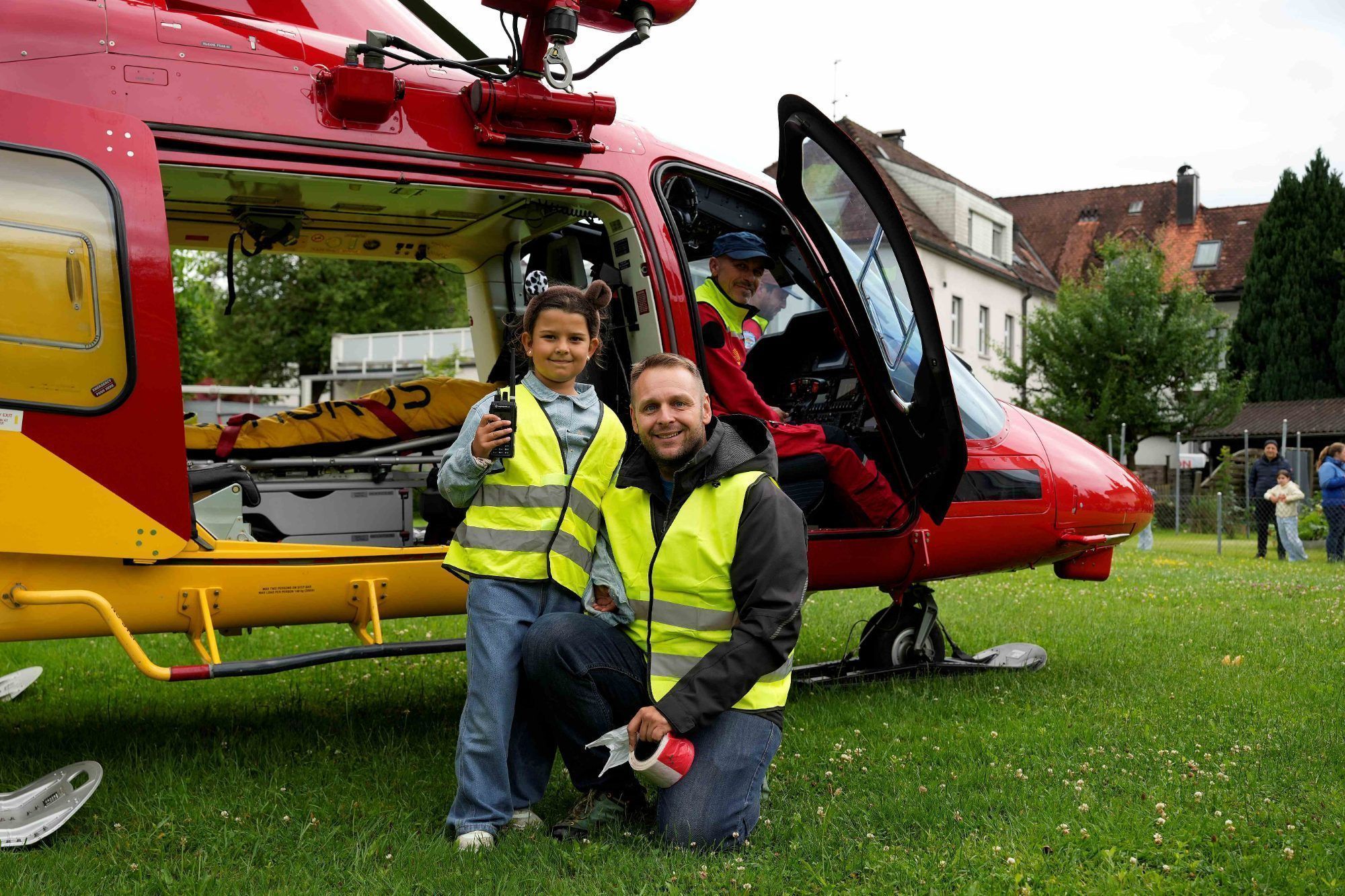 (Fotos: Sillaber) Elternvereinsobmann Marcel Fitz sorgte beim diesjährigen Schulfest der VS Rheindorf mit einem Hubschrauber für Aufsehen.
