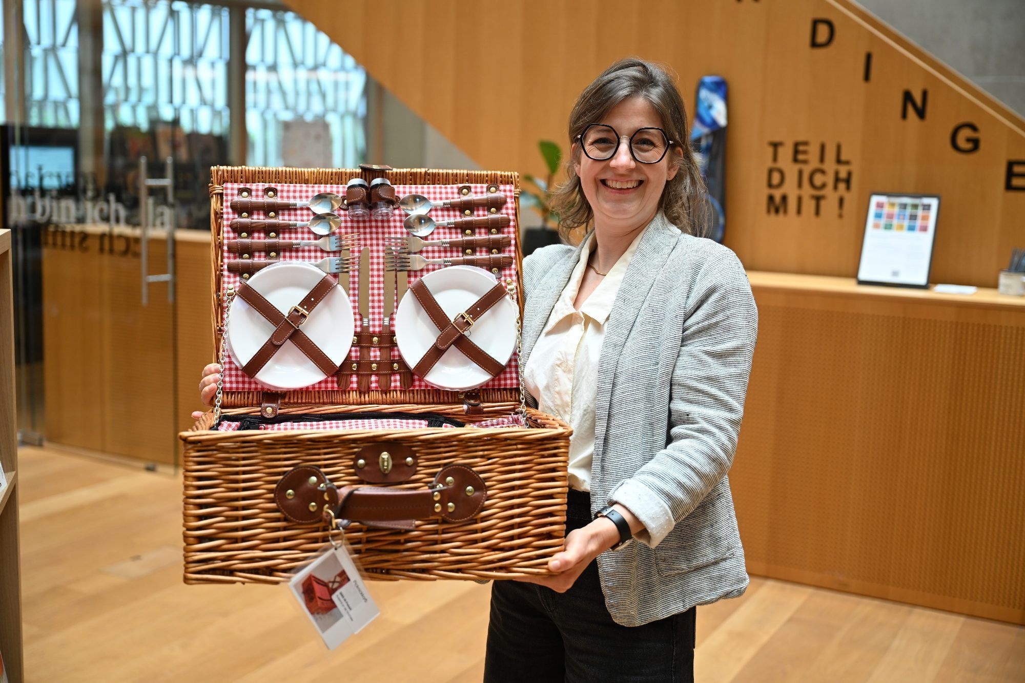 Bibliotheksleiterin Johanna Baumgartner präsentiert einen Picknickkorb aus der Bibliothek der Dinge, die künftig durch Wünsche der Nutzer wachsen soll.