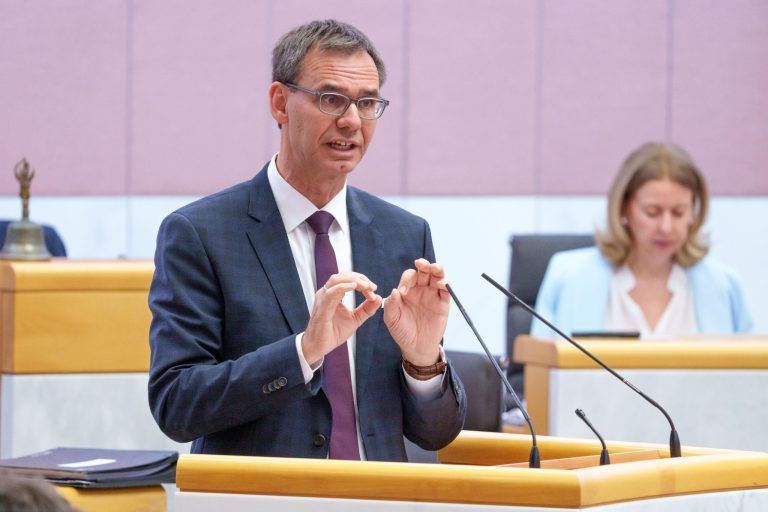 Der Sparstift in der Landesregierung wirkt, aber trifft viele: "Wir können nicht mehr jedem einen Anorak kaufen."