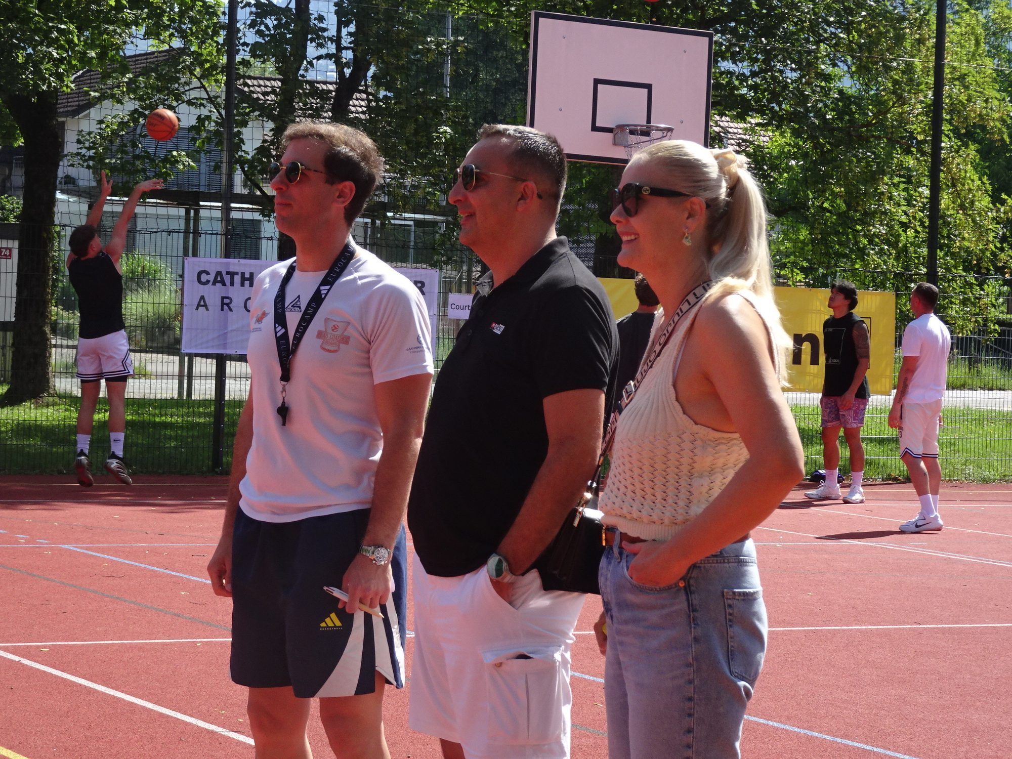 Während die einen spielten, verfolgten andere die Partien entspannt vom Spielfeldrand aus.