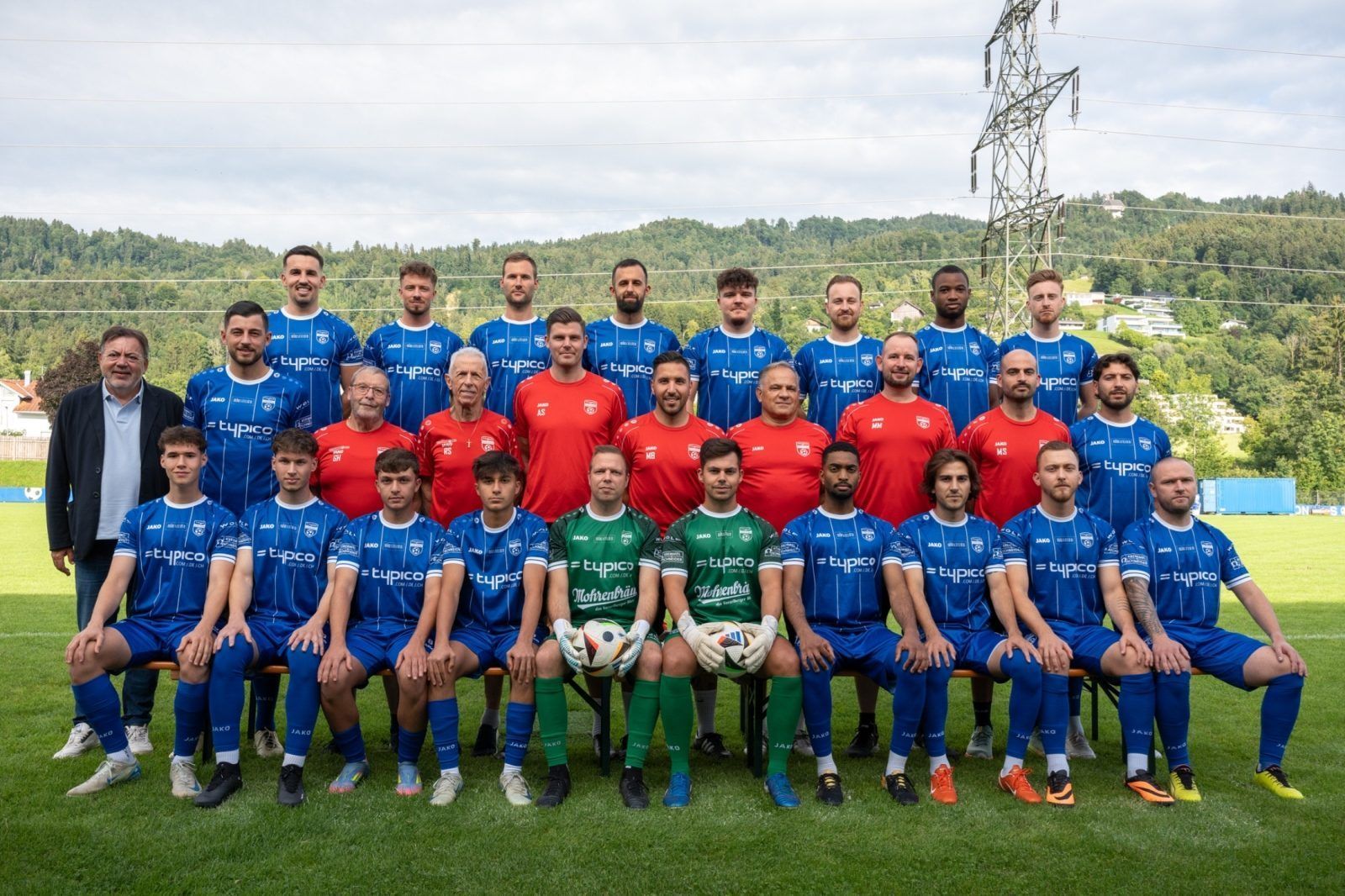 SV typico Lochau – Kader der Kampfmannschaft 2025/2026: 1. Reihe von links: David Eberle, Simon Eberle, Enes Aktuna, Ismail Bozbiyk, Fabio Pfleger, Sandro Eichhübl, Nelson Votu, Mete Dastan, Marcel Ladinek, Raphael Mathis; 2. Reihe von links.: Egon Haag (Obmann), Fabio Feldkircher, Georg Herrmann (Physiotherapeut), Roland Schlattinger (Betreuer), Andreas Simma (Co-Trainer), Metin Batir (Trainer), Hanno Trotter (Tormanntrainer), Michael Maas (Physiotherapeut), Martin Ströbele (Athletiktrainer), Melih Erdogan; 3. Reihe von links: Robin Lhotzky, Alexander Rundstuck, Dennis Kloser, Kristijan Dulabic, Fabian Dominikovic, Kevin Prantl, Osahenmwenda Amenaghawon, Patrick Prantl. Es fehlen: Luca Forster, Benjamin Kaufmann, Haris Bibic, Eldar Mehmedovic, Guilherme Junio da Silva und Nicolas Messmer.