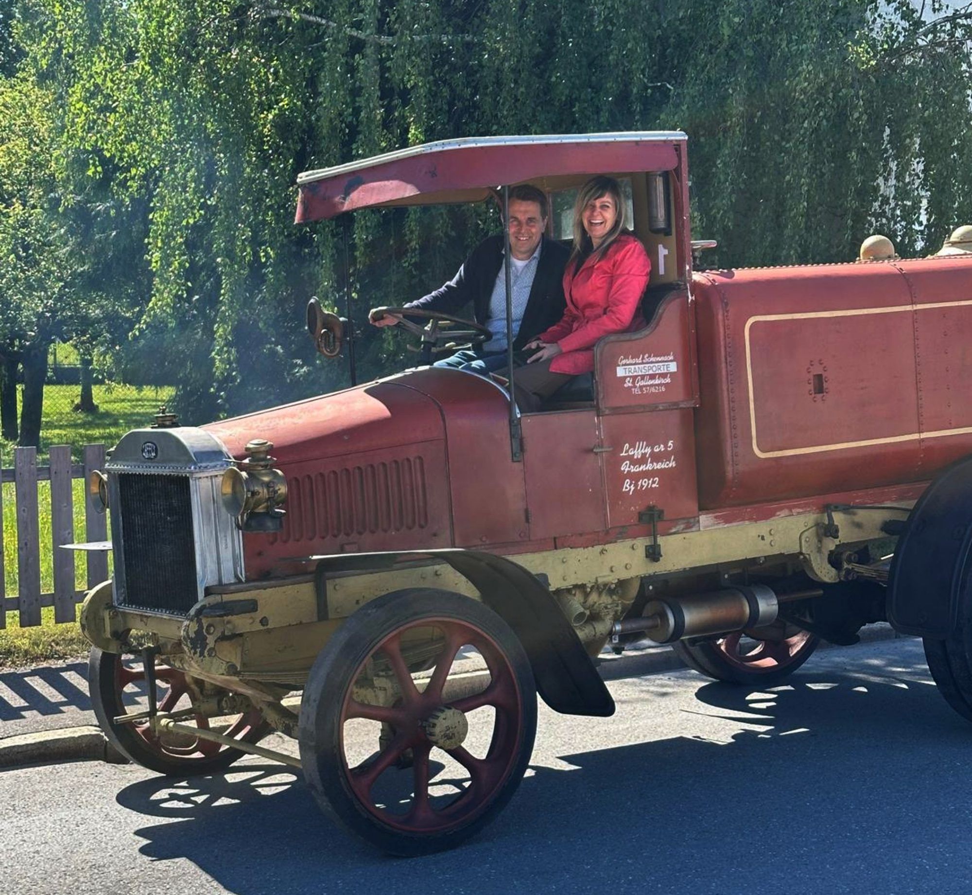 Werner Schennach mit Gattin Manuela auf einer kleinen Spritztour mit dem Laffly AR 5, der vor 114 Jahren für ganz andere „Spritztouren“ im Einsatz war und die Pariser Bevölkerung vor Staubwolken bewahrte. Nicht von ungefähr sind Schennachs auf Oldtimer-Events in ganz Europa gern gesehene Gäste, ist doch der wieder fahrtüchtige Laffly AR 5 ein Star jeder Show.