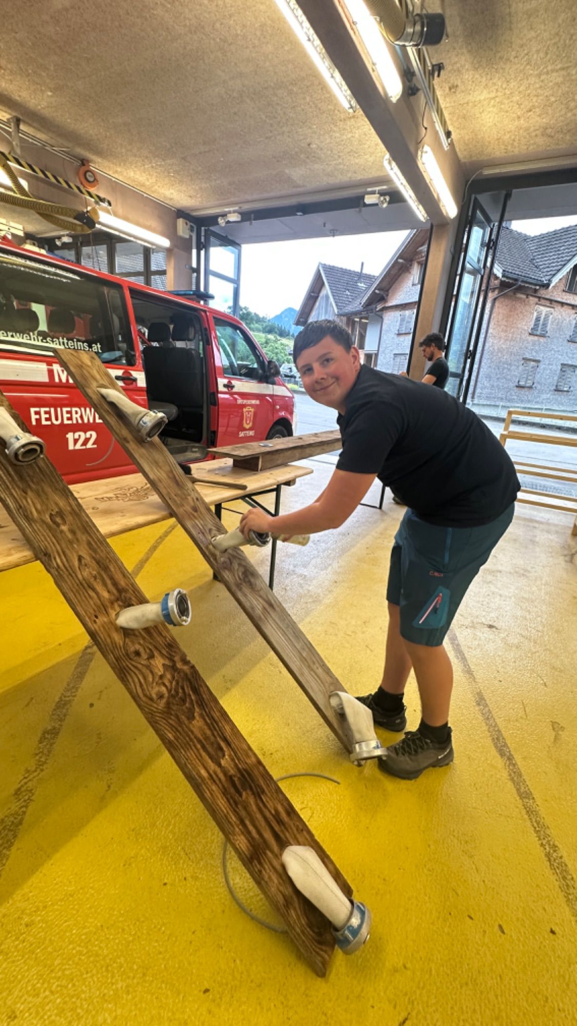 Kilian baut eine kreative Beleuchtung aus Feuerwehrschläuchen für die Bar.