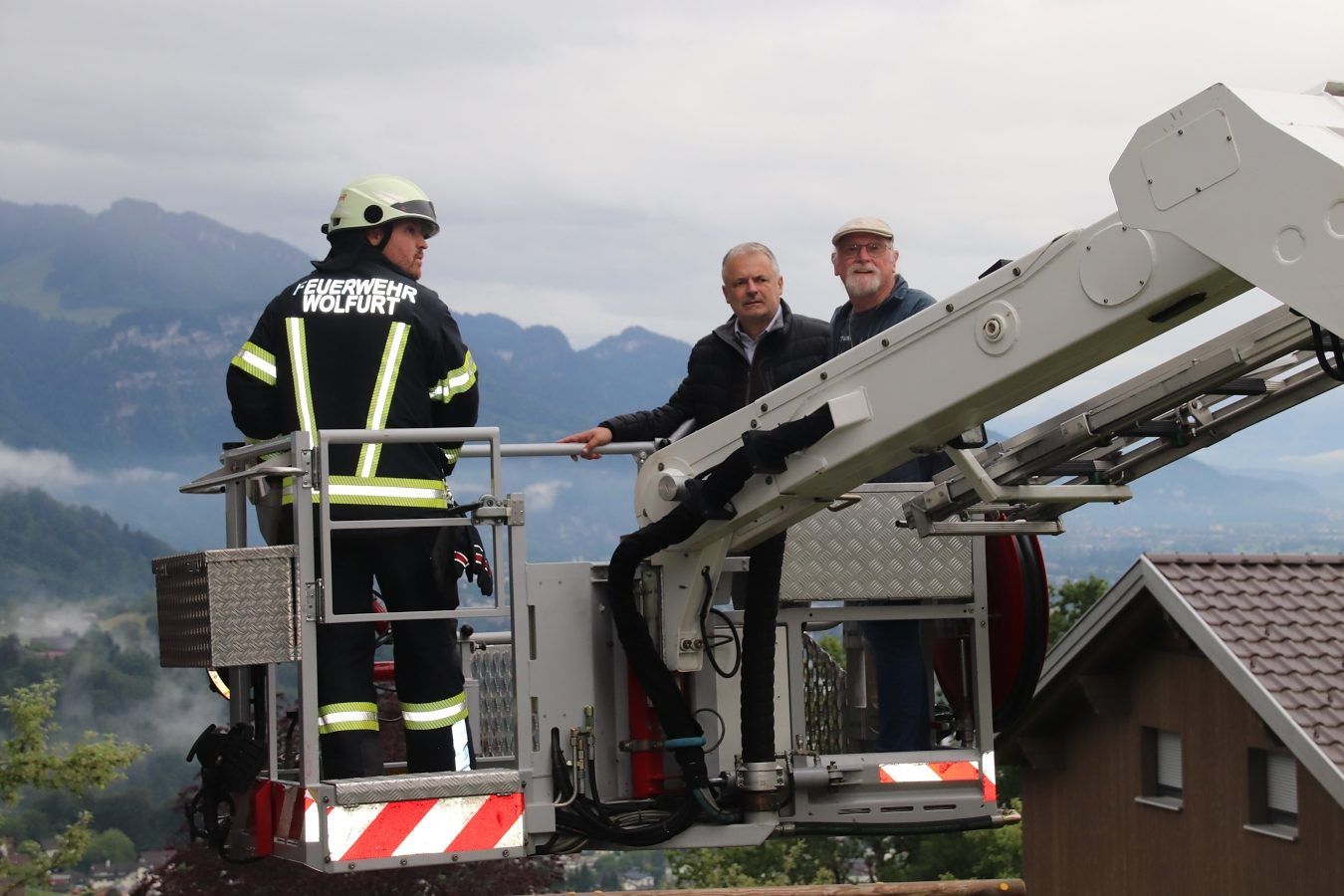 Die Gemeindevertreter wurden mithilfe des Steigers aus dem Sitzungssaal evakuiert. (Foto: NAM)