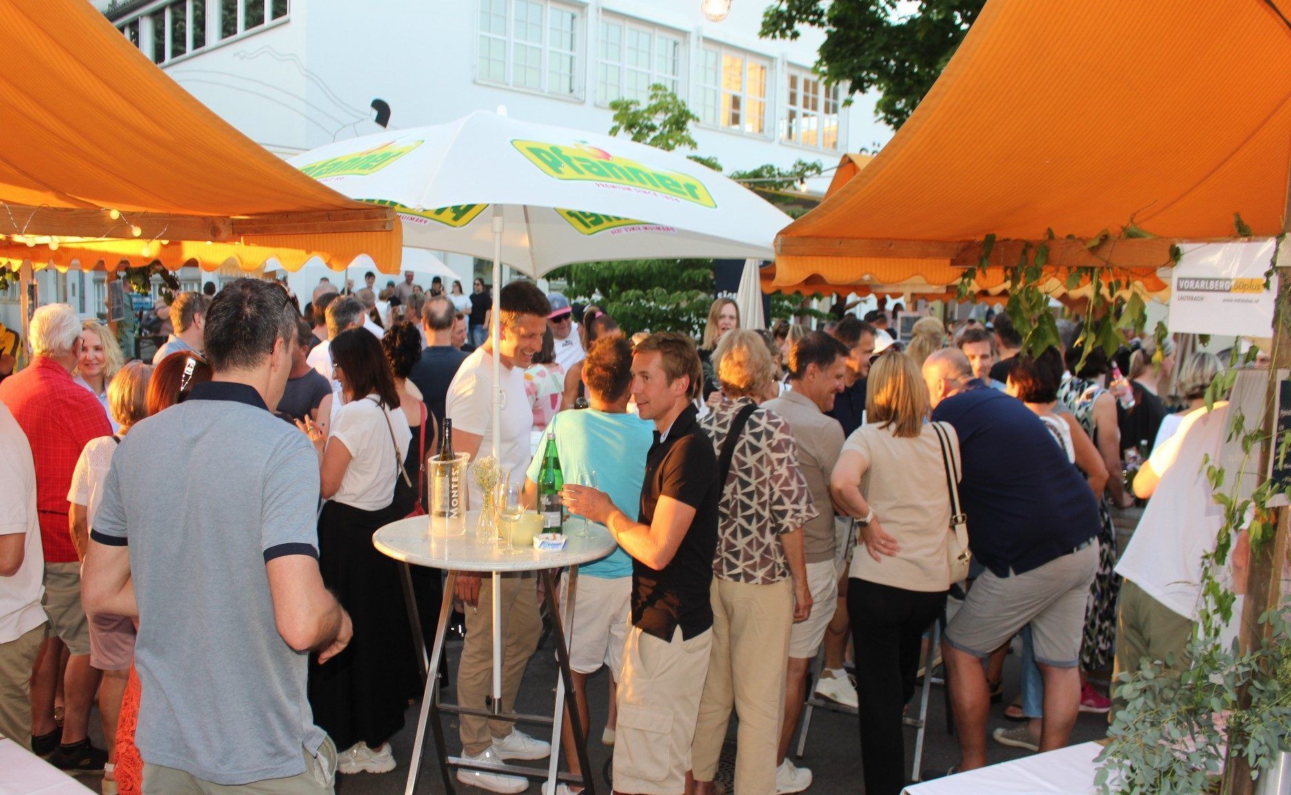 Weinselige Stimmung an den Stehtischen und Winzerständen auf der Hofsteigstraße . . .   