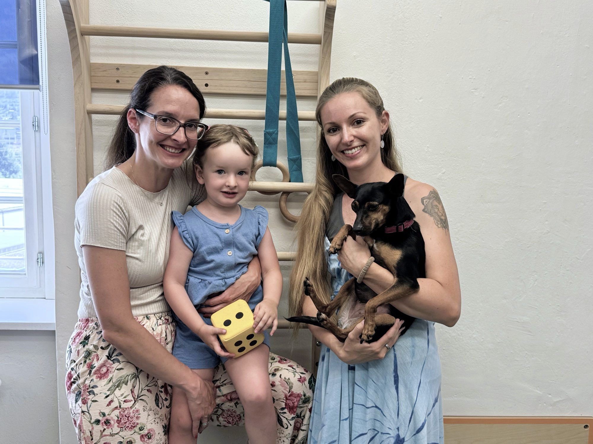 Ergotherapeutin Jasmin Massimo (re.) mit Angela und Lilly Beck, sowie Therapiebegleithündin Lisi bei der Eröffnungsfeier in der Lünerseefabrik.