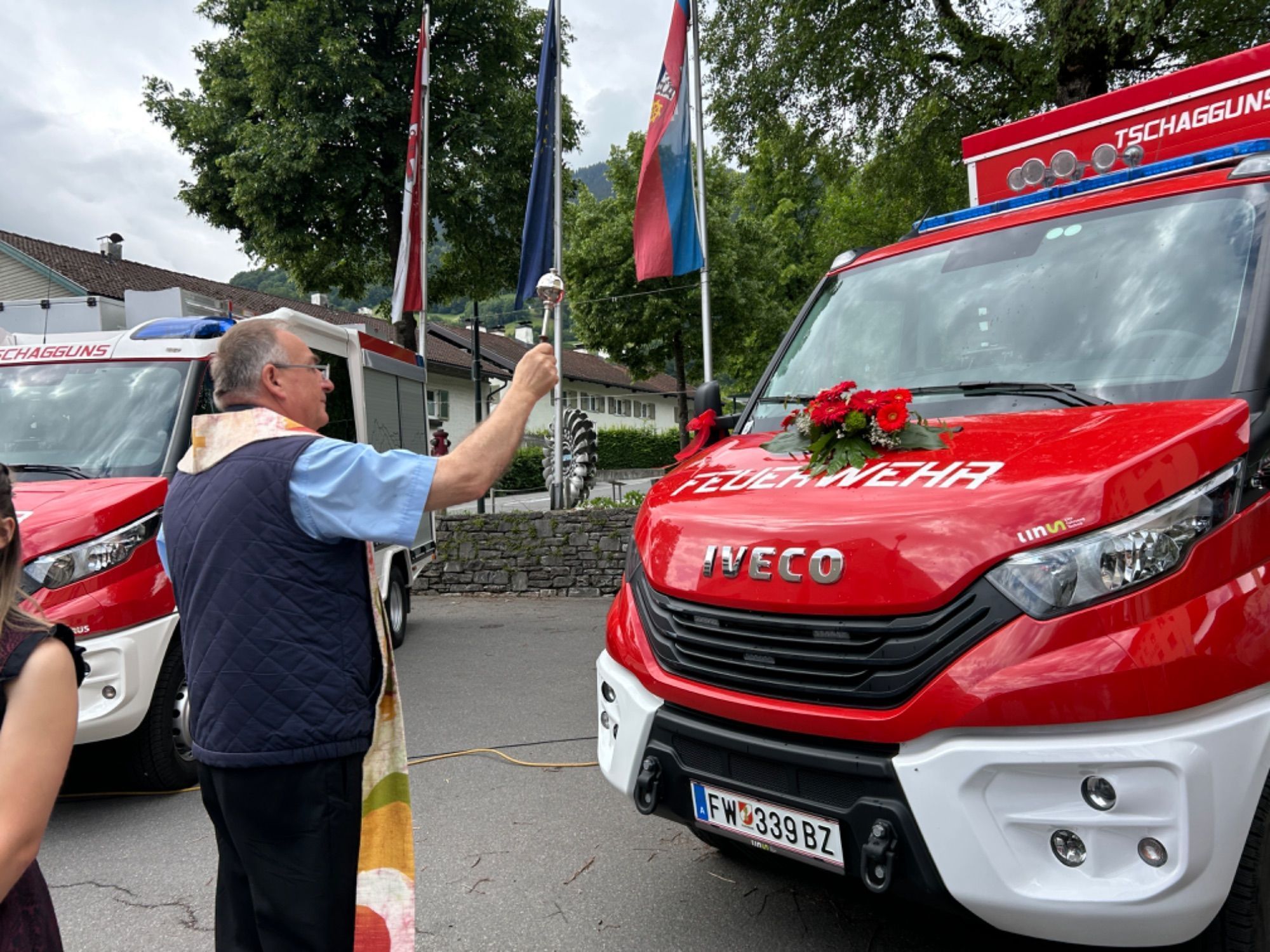 ... und die neue Fahne erteilte Pfarrer Hans Tinkhauser