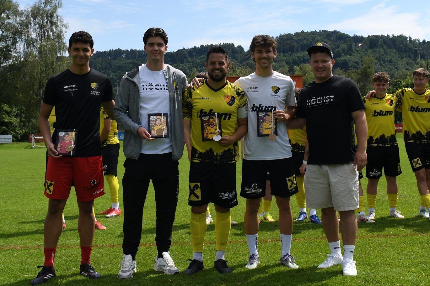 Nur vier Spieler musste der Sportliche Leiter Michi Gehrer (re.) verabschieden.