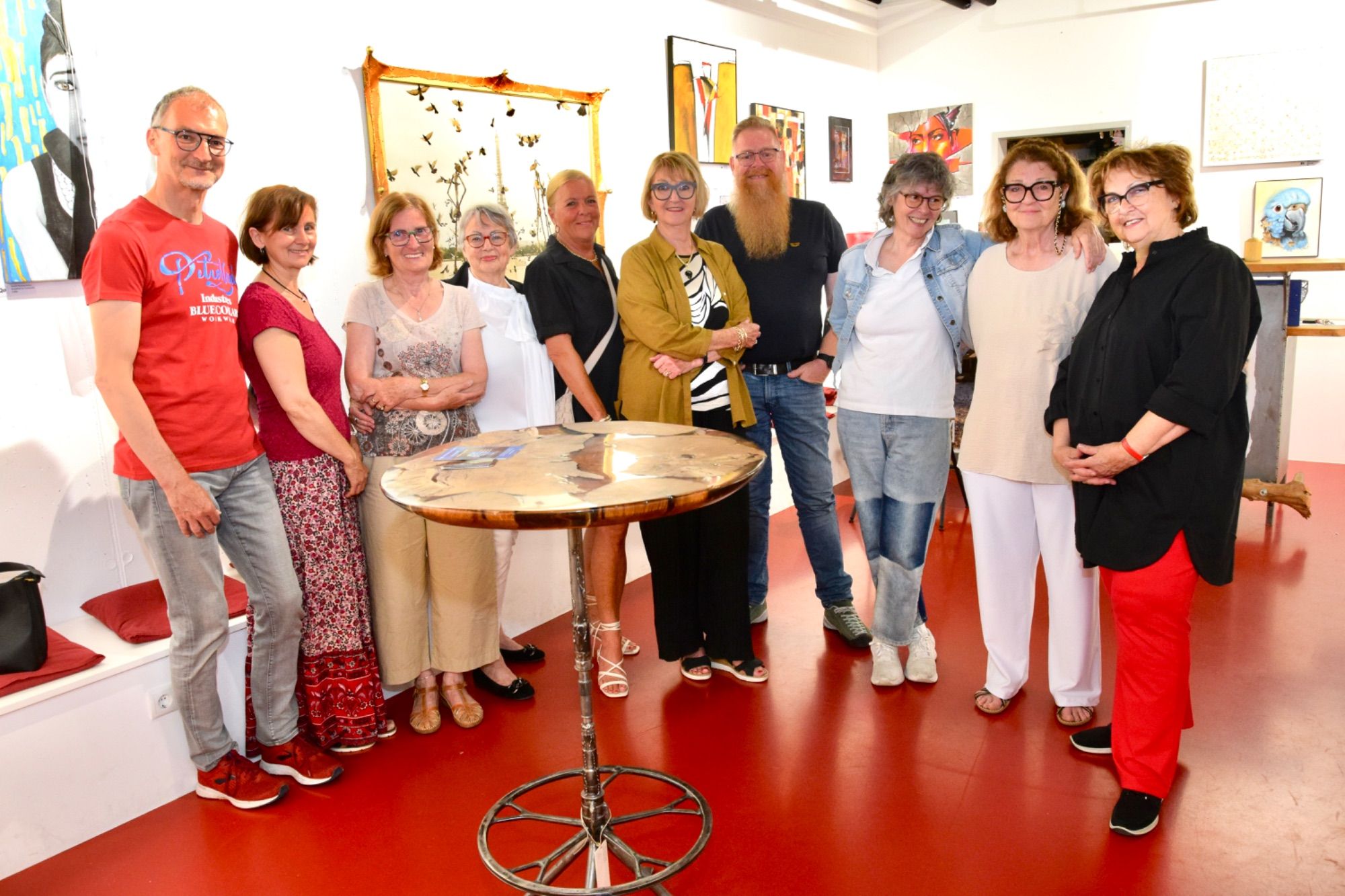 Sigrid Fritsche (r.) mit Vernissagebesuchern und Künstlern