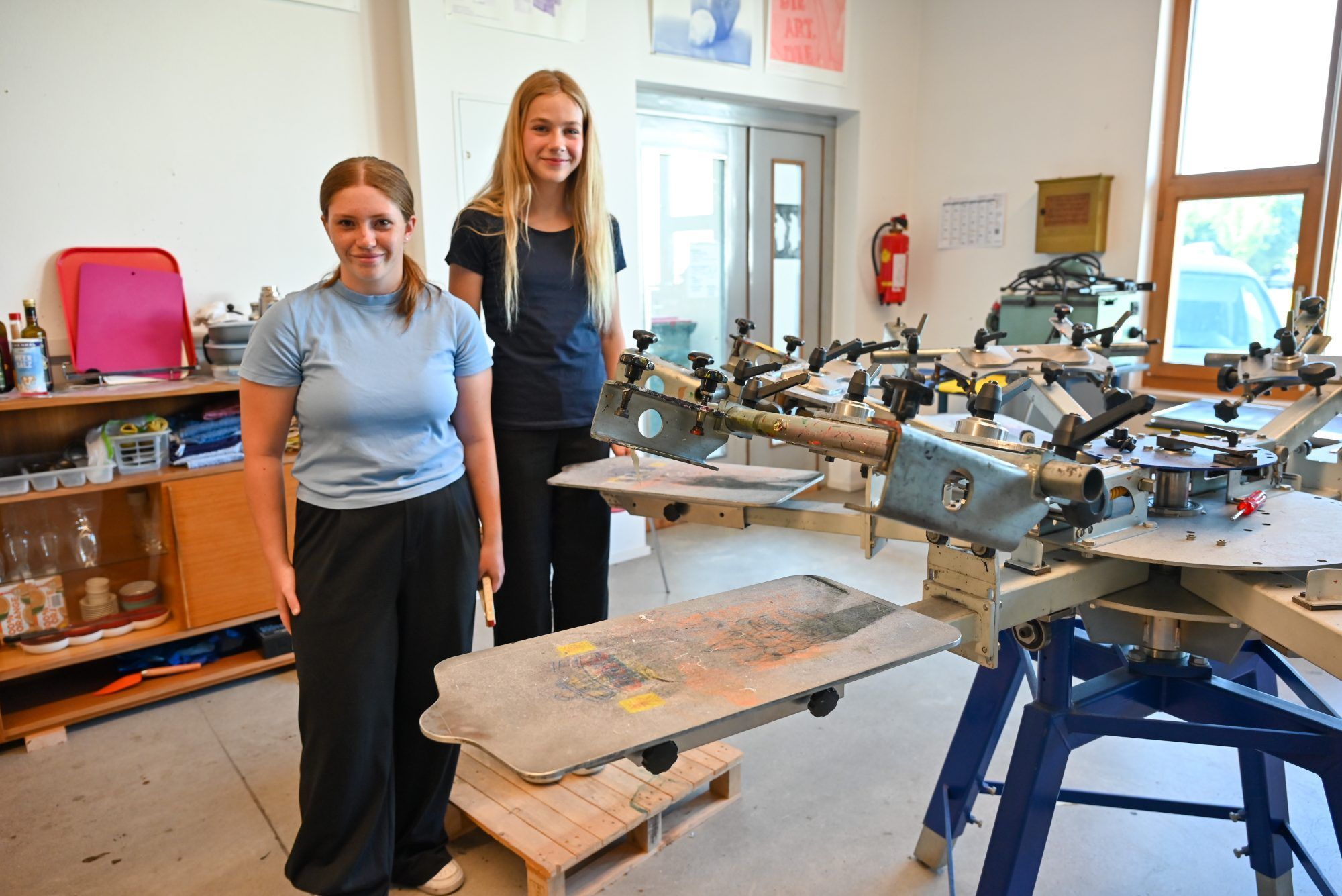 Isabella und Elena freuten sich darauf, ihre eigene T-Shirts zu bedrucken. 