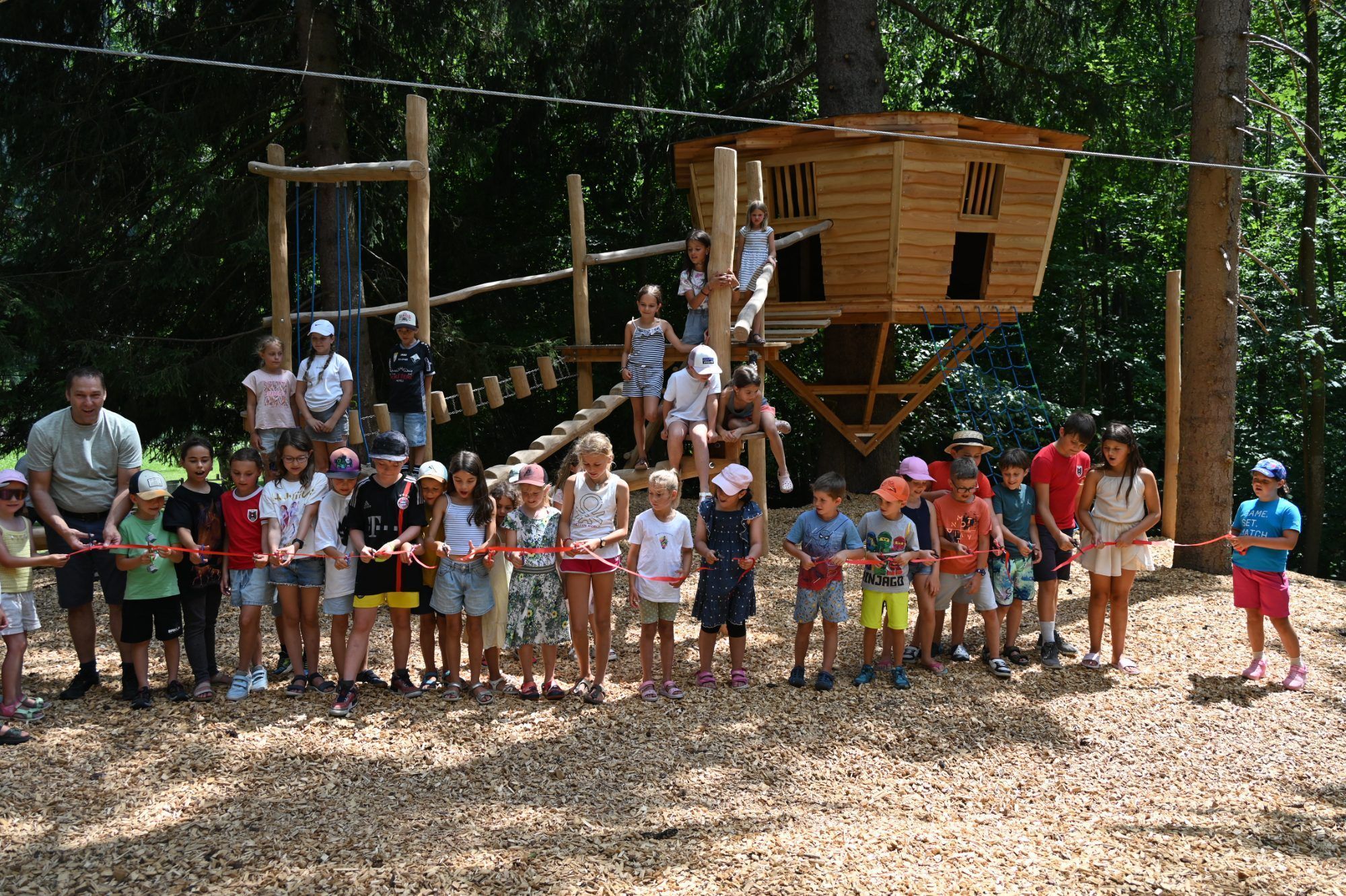 Gemeinsam mit dem Durchschnitt des Bandes der neue Spielplatz eröffnet.