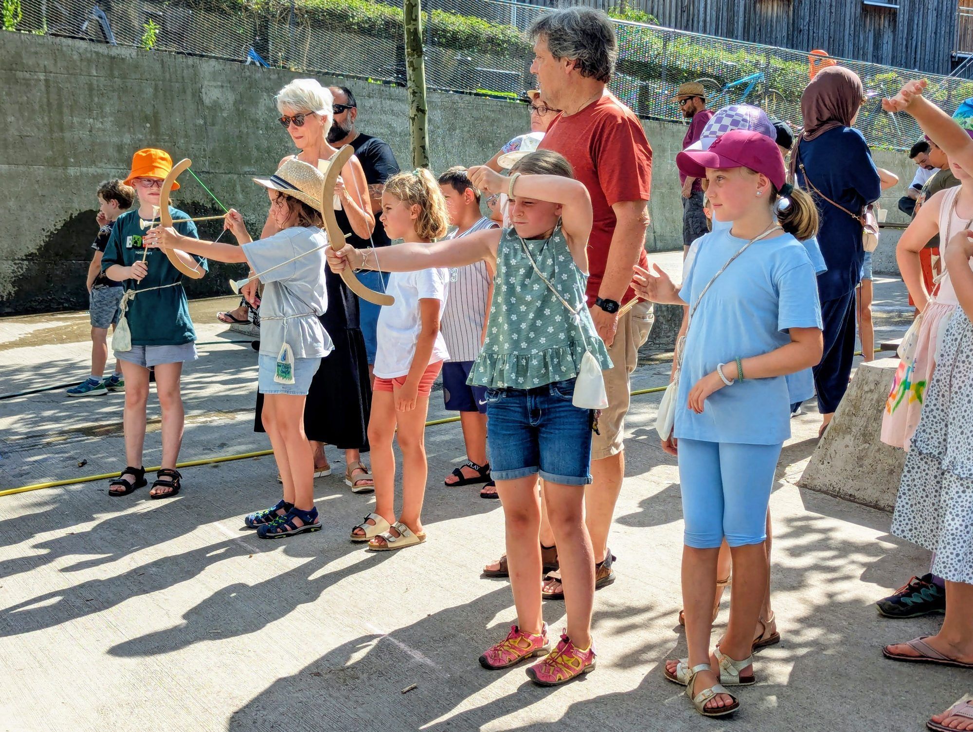 Beim Bogenschießen sammelten die Kinder einen weiteren Edelstein für ihre Schatzkarte.