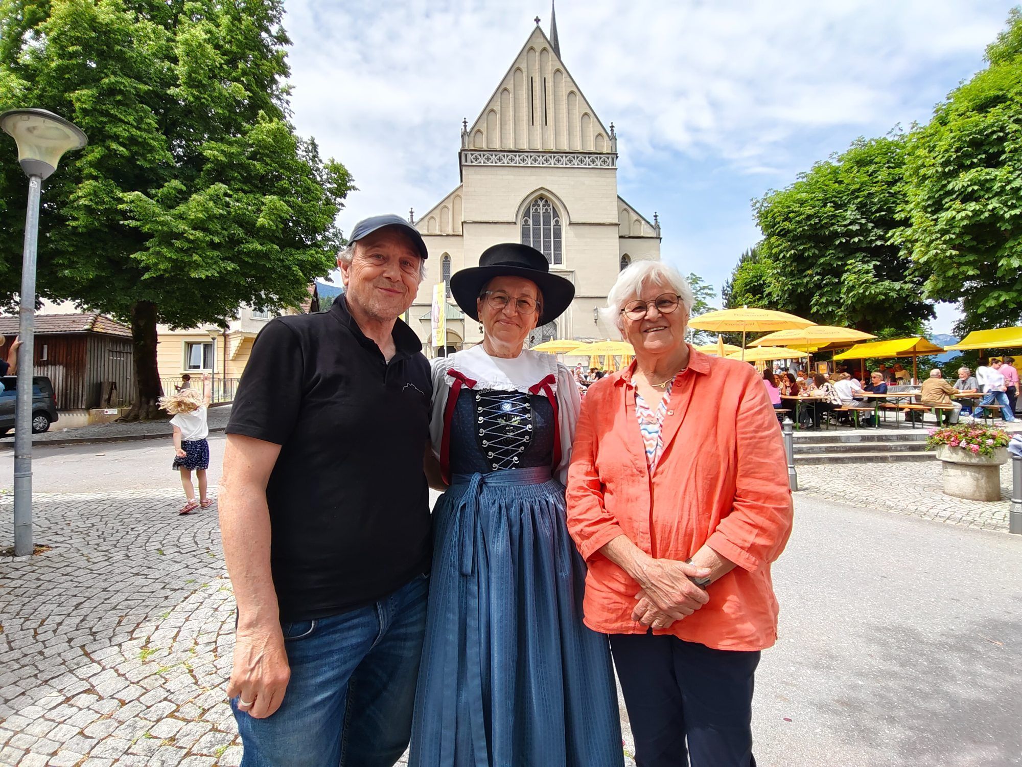 Ronald Beller, Gerlinde Wiederin und Christl Stadler feierten fröhlich Fronleichnam.