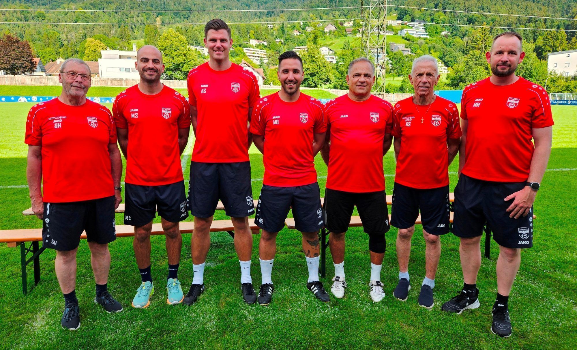 Georg Herrmann (Physiotherapeut), Martin Ströbele (Athletiktrainer), Andreas Simma (Co-Trainer), Metin Batir (Trainer), Hanno Trotter (Tormanntrainer), Roland Schlattinger (Betreuer) und Michael Maas (Physiotherapeut), im Bild von links.