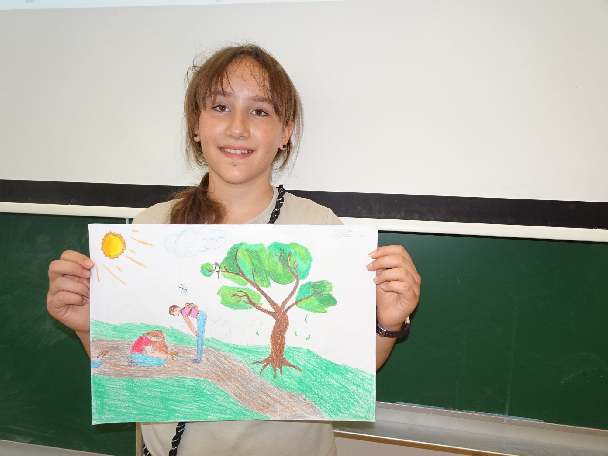 Zoe Jäger zeigt ihr Bild, das am 9. Juli bei der Ausstellung in ihrer Klasse zu sehen sein wird. 