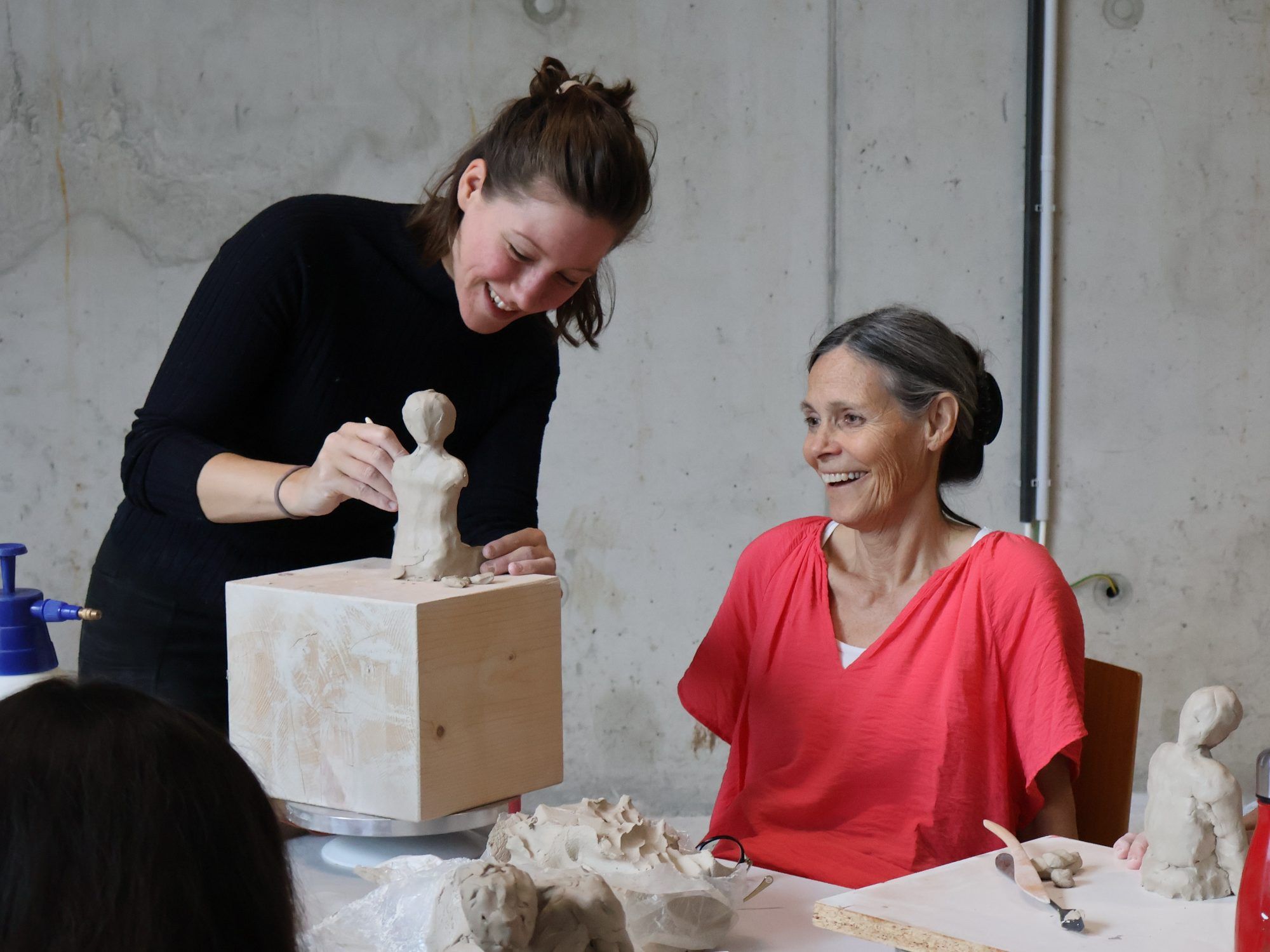 Pia Sophie Denz mit Workshopteilnehmerin Carmen bei der „So WoW! 2025