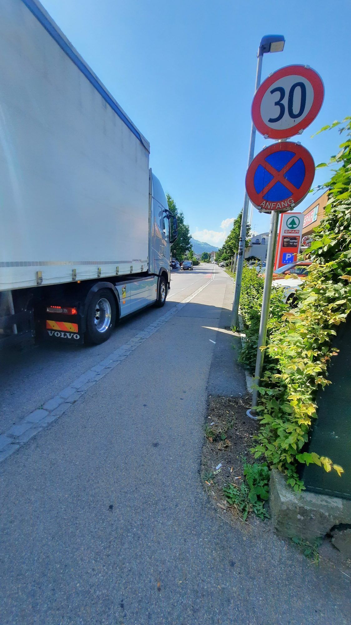 Schmale Gehsteige machten unter anderem im stark von den Schülerinnen und Schüler frequentierten Bereich eine Geschwindigkeitsreduktion nötig.