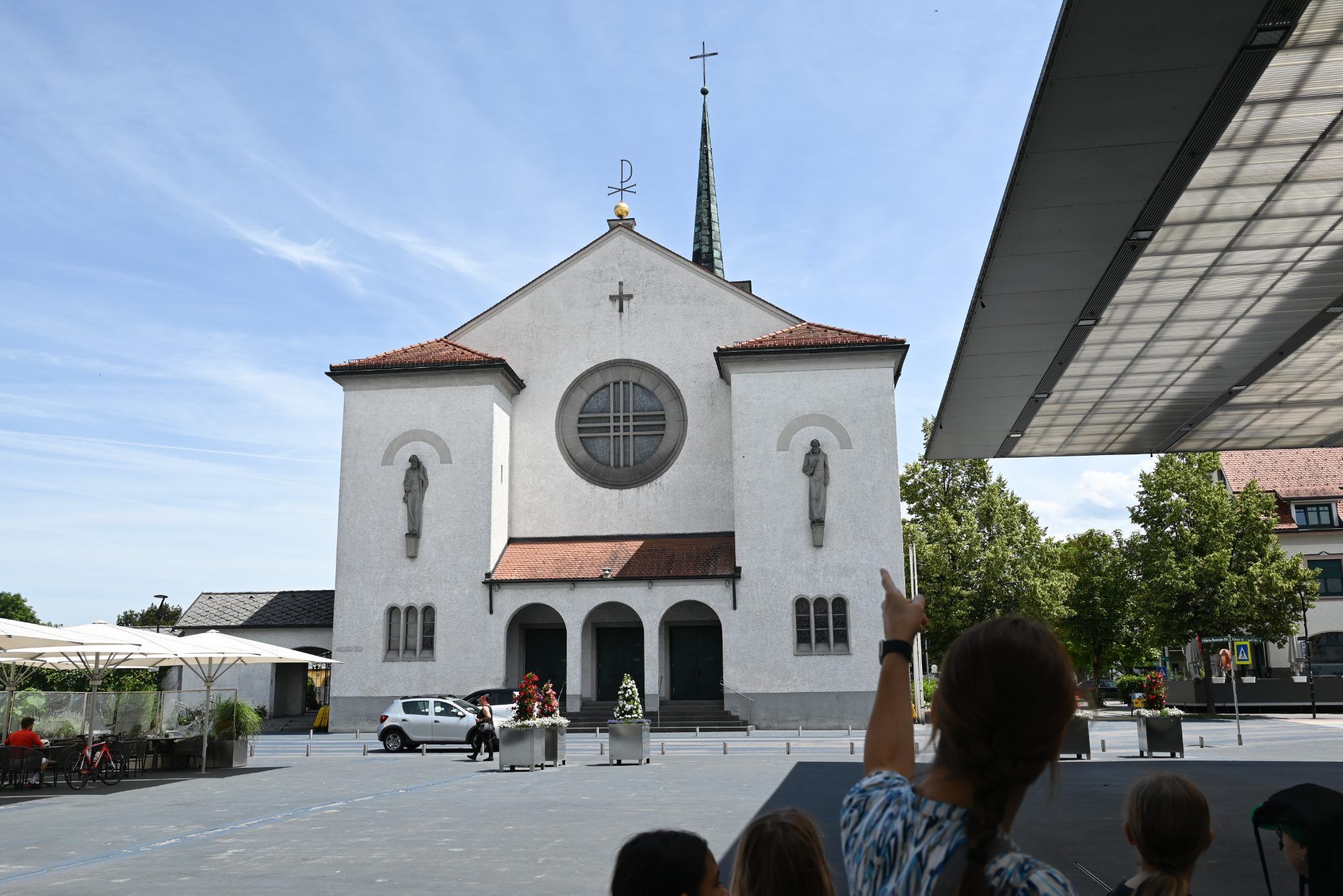 Vreni König erklärte, woran man Petrus und Paulus an der Kirchenfassade erkennt und wo sich die Zeitkapsel befindet.