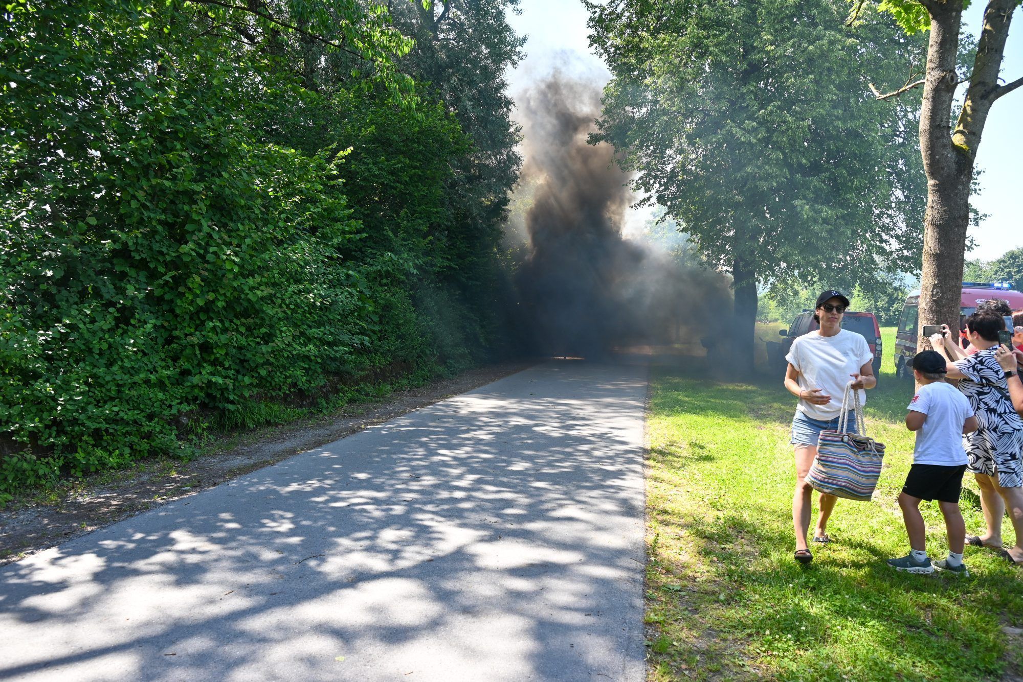 Ein Vegetationsbrand breitete sich aus. Das erforderte rasches Eingreifen der Jugendlichen.