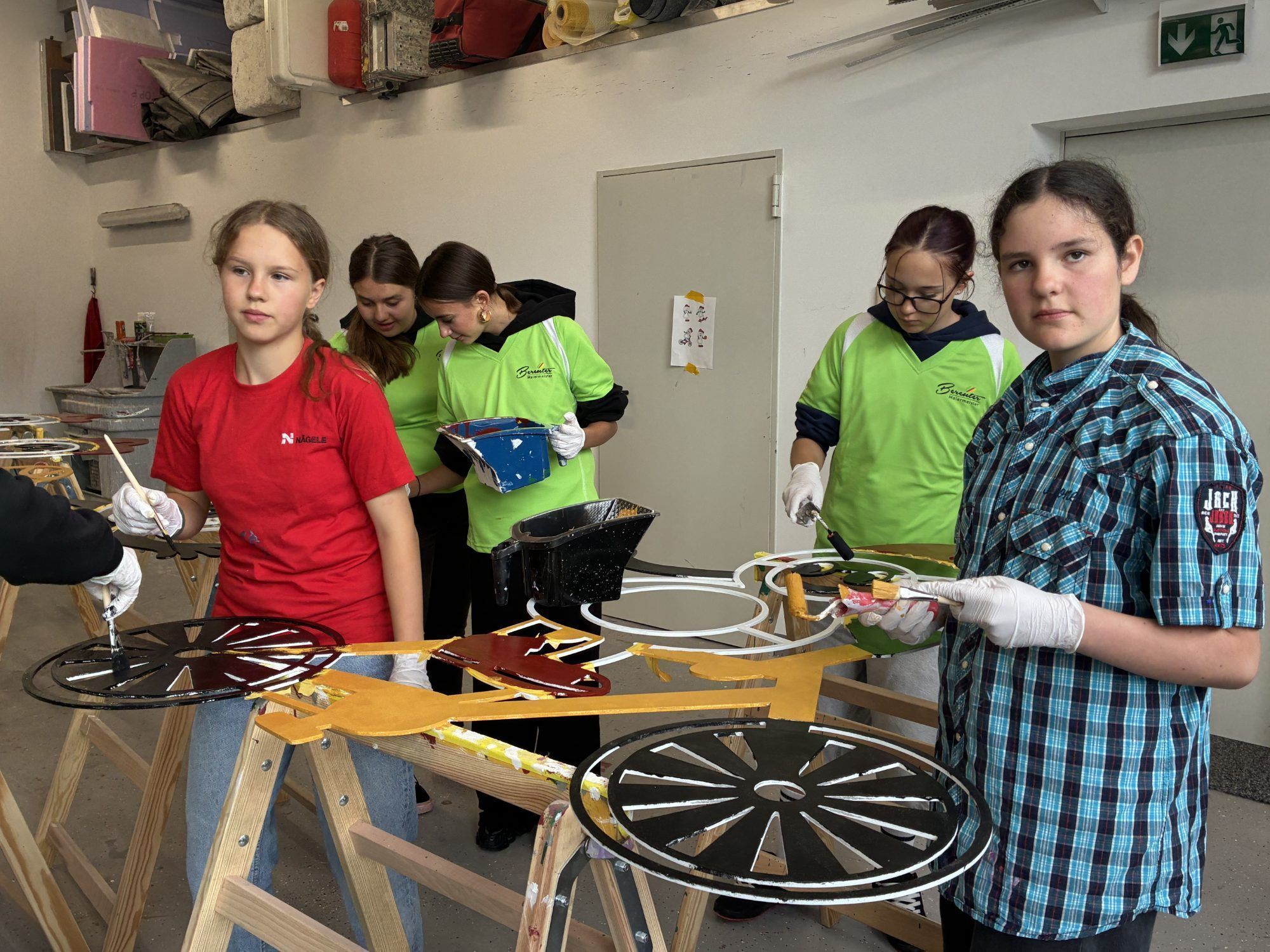 Mit handwerklichem Geschick hinterlassen die Jugendlichen bleibende Spuren im neuen Bikepark.