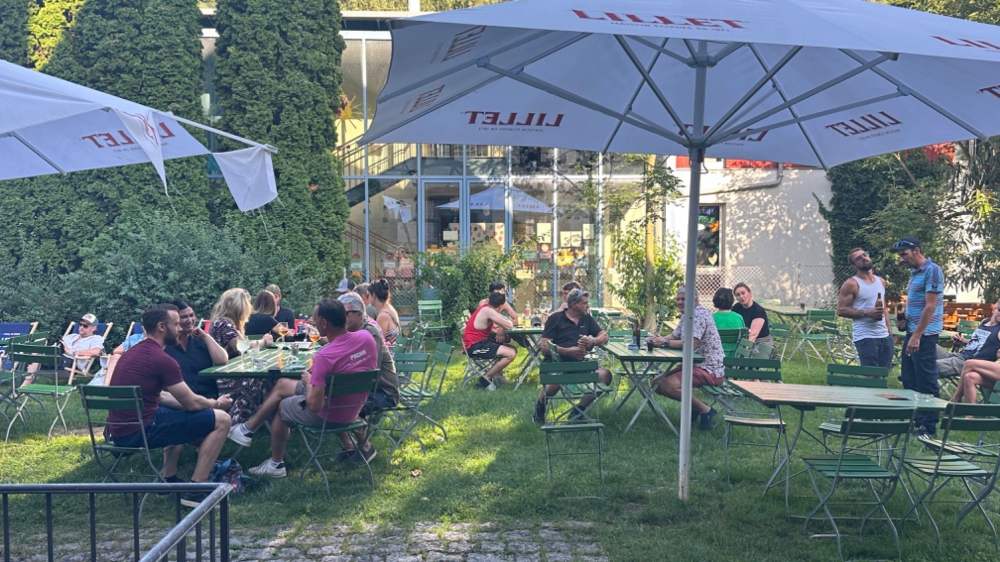 Manche Gäste machten es sich lieber im Garten gemütlich.