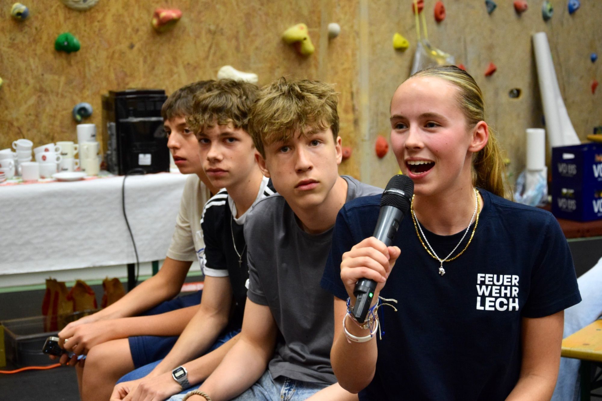 Dorffest im Sportpark Lech - begeisterte junge Besucherin.
